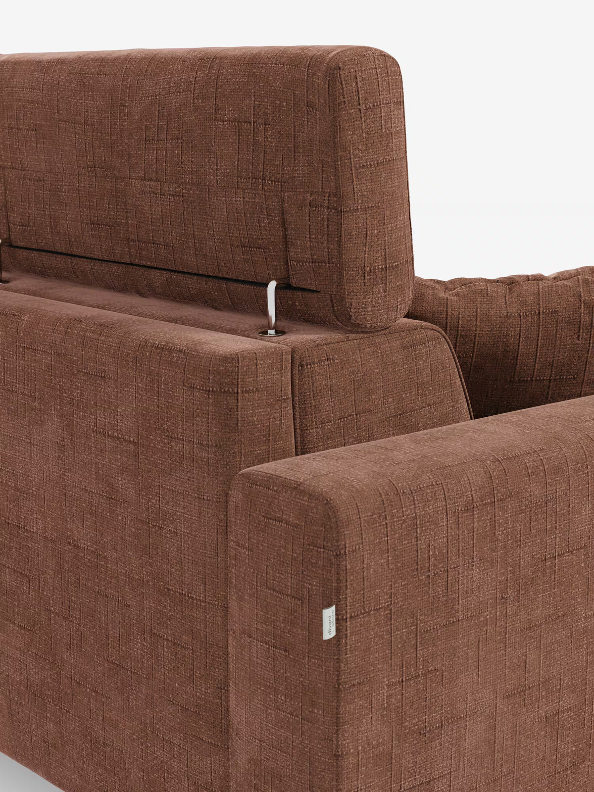 Divano letto angolare Pegaso con poggiatesta reclinabili e penisola contenitore in tessuto jacquard smacchiabile T22 di Divani.Store, ripreso da dietro e di lato. Un supporto metallico collega il poggiatesta reclinabile al divano, mentre i dettagli del bracciolo e dei cuscini sottolineano la versatilità di questo modello su uno sfondo bianco neutro.