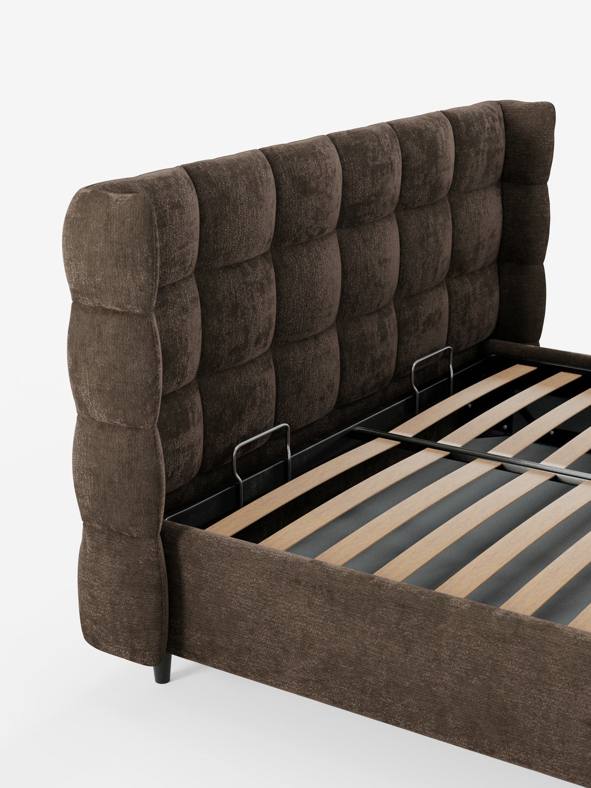Un elegante letto imbottito RAGNAR con vano contenitore di Letti.store, caratterizzato da un’alta testiera capitonné avvolgente in tessuto certificato Oeko-Tex®. La profonda trapuntatura a quadrati e l’imbottitura morbida conferiscono un tocco di raffinatezza moderna, mentre la base a doghe in legno e i supporti in metallo nero sono parzialmente visibili sullo sfondo bianco. In questa immagine è visibile solo una parte di questo elegante letto imbottito.