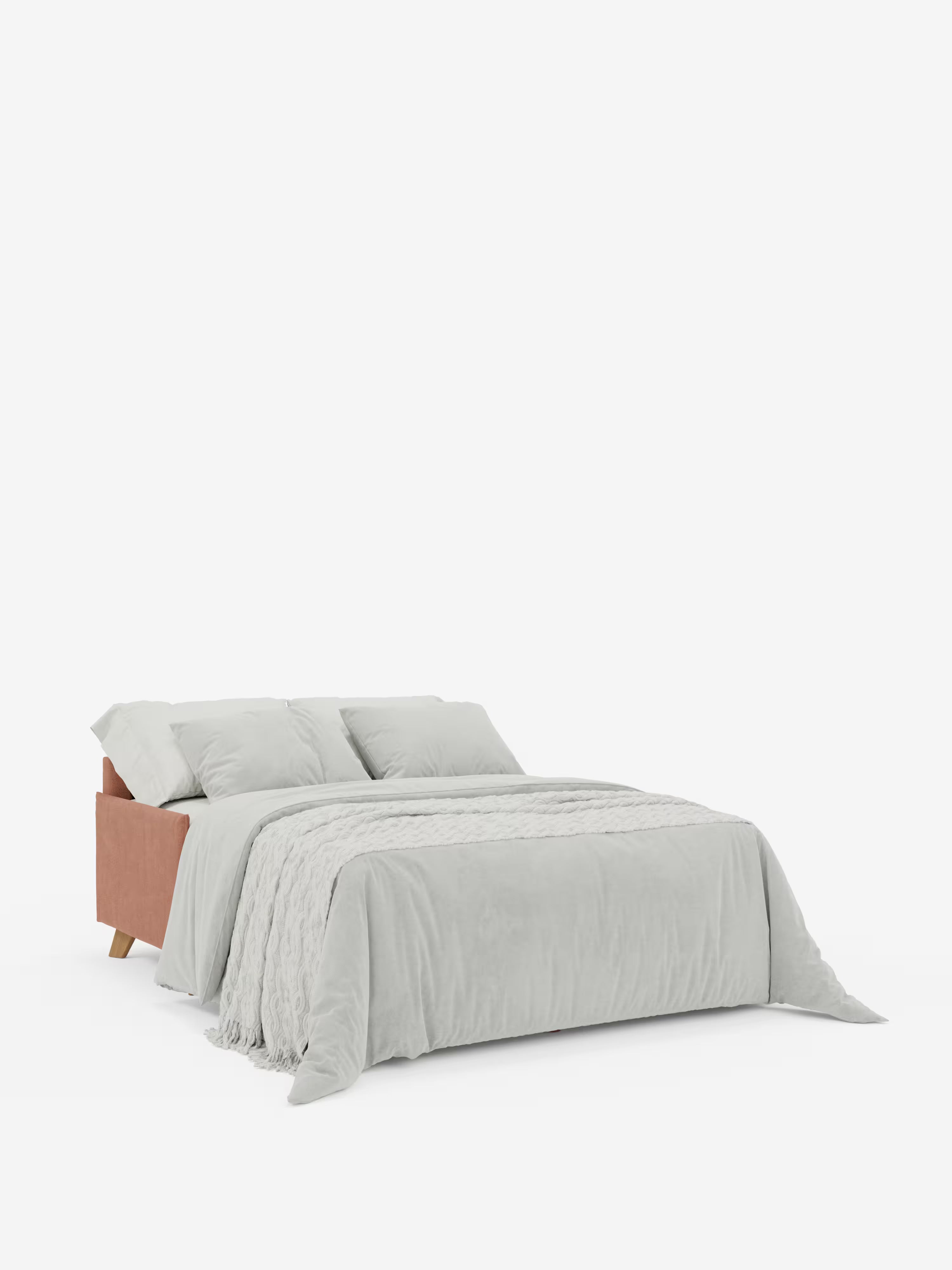 Il divano letto matrimoniale Sole dal design compatto di Divani.Store, caratterizzato da una struttura color marrone-rossastro, gambe in legno chiaro e biancheria da letto grigio chiaro — comprendente lenzuola, una coperta e quattro cuscini — è ripreso aperto e ben rifatto su uno sfondo bianco a tinta unita. Questo moderno divano letto è dotato di poggiatesta reclinabili ed è sfoderabile al 100% con rivestimento in tessuto T23 di facile pulizia.