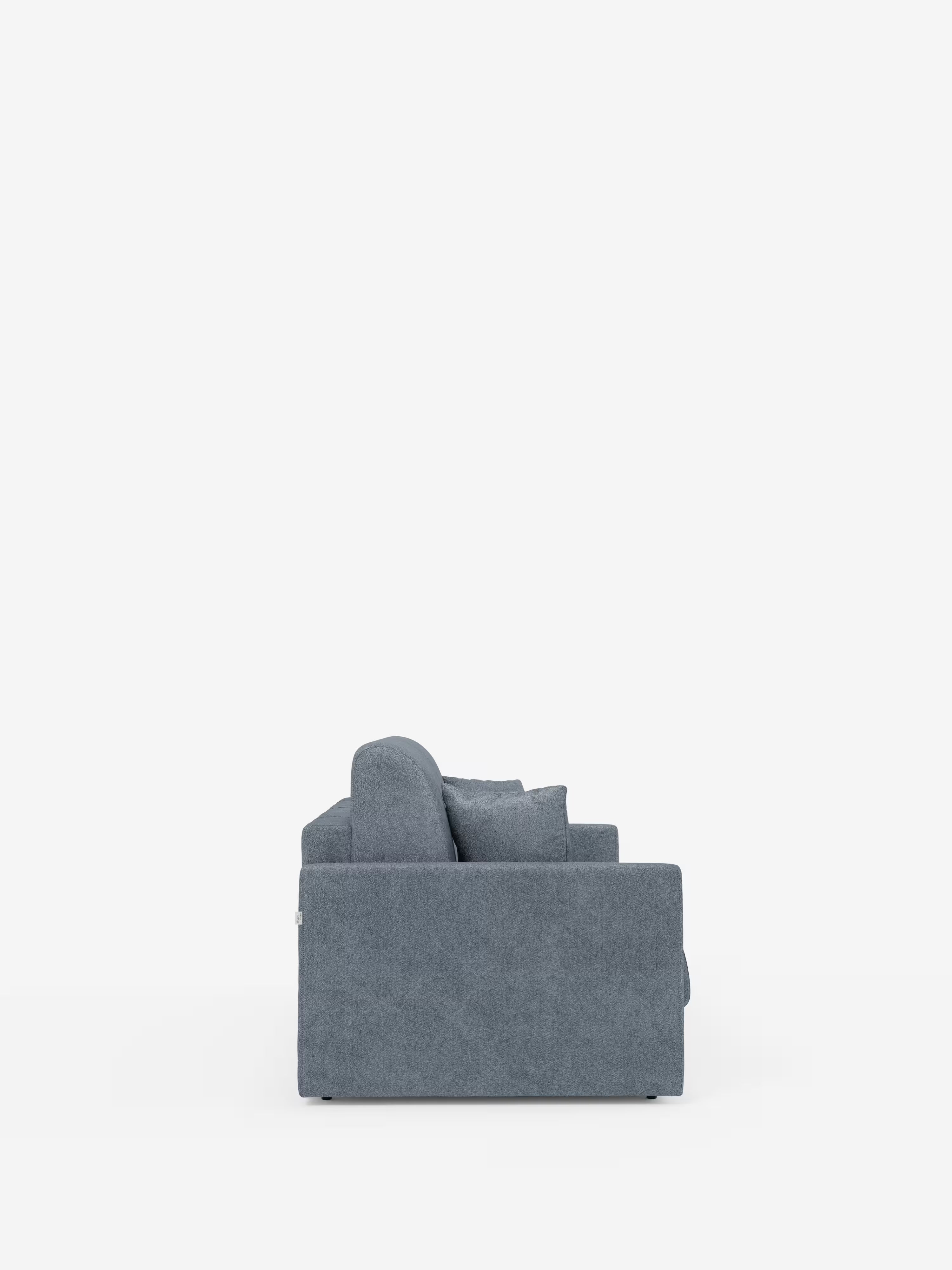 Vista laterale del moderno divano letto Tommy a 2 e 3 posti matrimoniale di Divani.Store, rivestito in tessuto T33 blu simile al cotone e resistente alle macchie, caratterizzato da morbidi cuscini e braccioli sottili (divano con braccioli sottili) su uno sfondo bianco a tinta unita; sono visibili solo i braccioli, la seduta e lo schienale con il rivestimento completamente sfoderabile (divano 100% sfoderabile), al centro nella parte inferiore dell’immagine in stile minimalista.