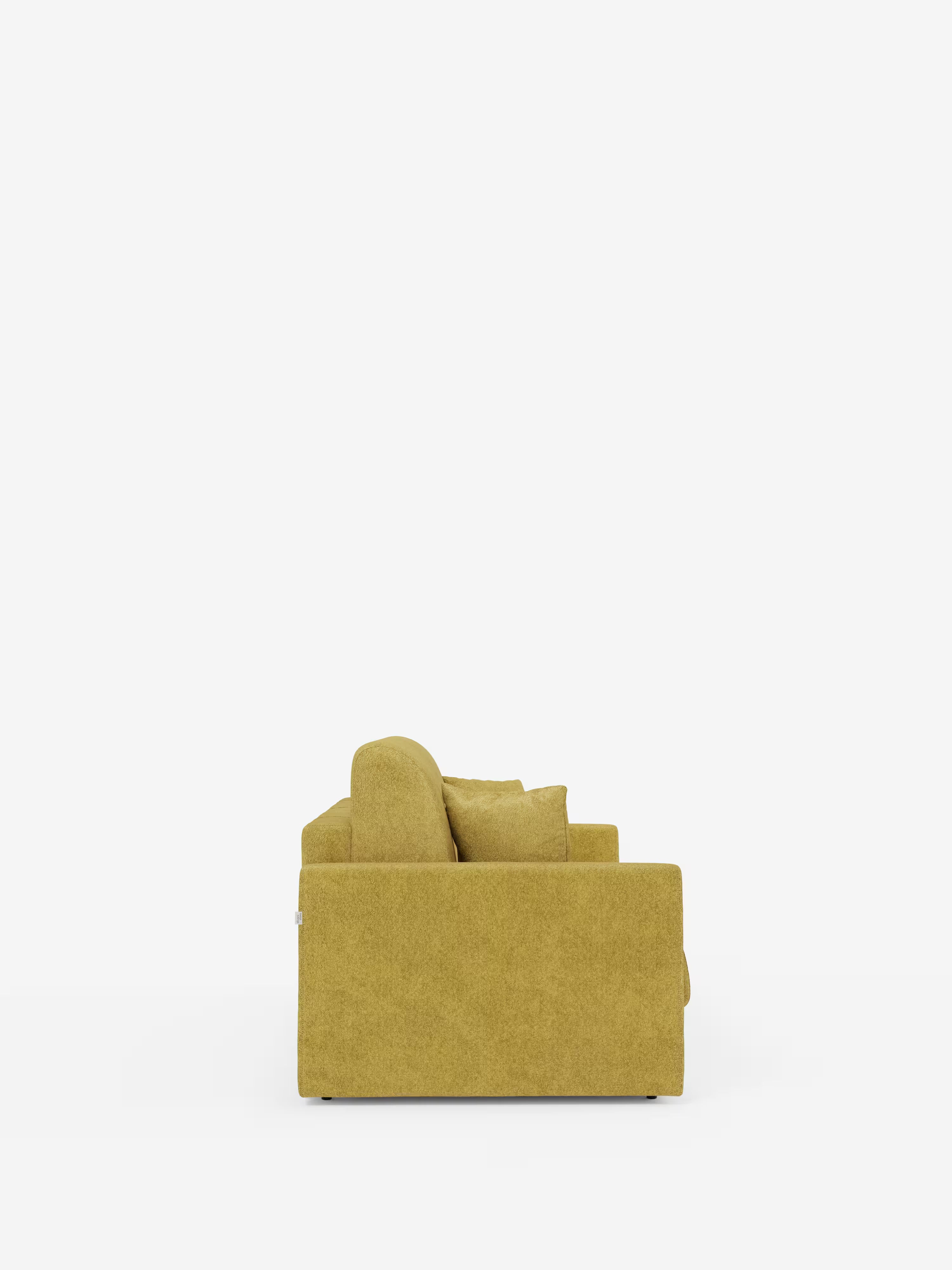 Un divano letto Tommy Divano a 2 e 3 posti matrimoniale, color giallo senape, di Divani.Store, rivestito in tessuto T33 simile al cotone e facile da pulire, è raffigurato di profilo su uno sfondo bianco a tinta unita. Il divano presenta morbidi cuscini, braccioli squadrati e una silhouette moderna dalle linee squadrate. In questa composizione minimalista sono visibili solo un bracciolo e due cuscini di seduta.