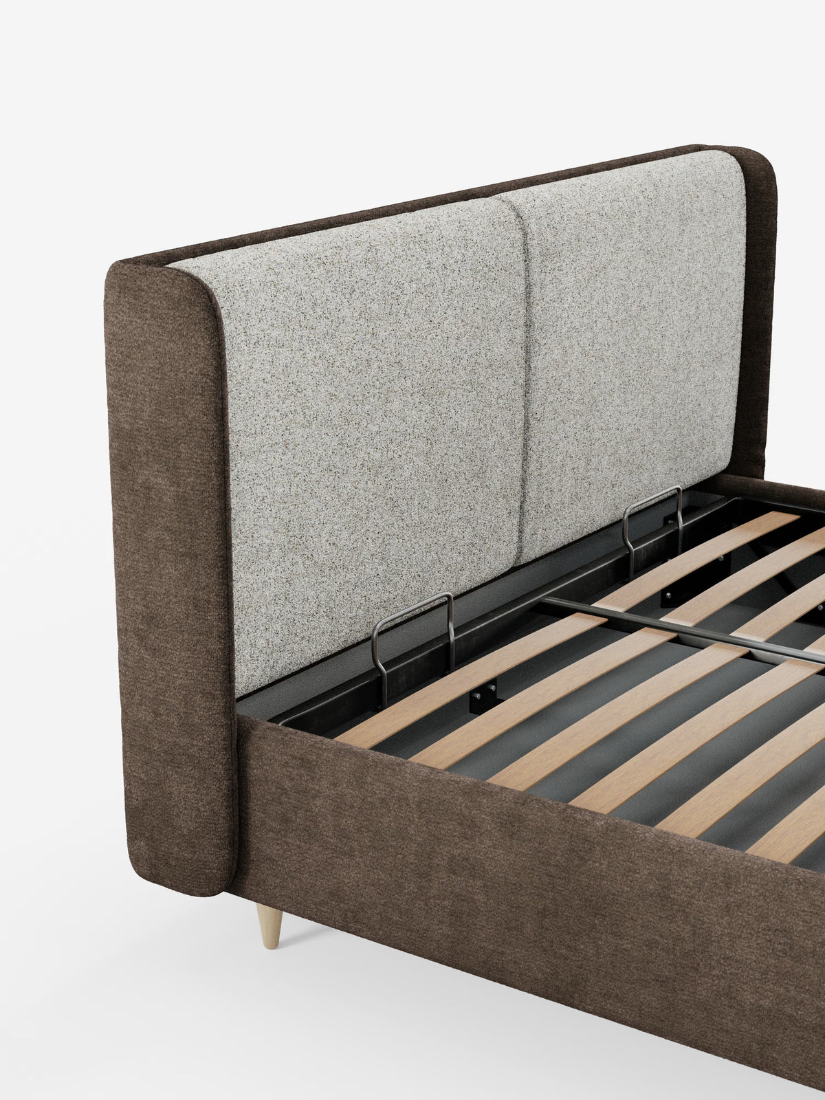 Un primo piano del letto imbottito bicolore VALKIRIA con vano contenitore di Letti.store, caratterizzato da una base imbottita marrone e da una testiera curva avvolgente, alta e imbottita, di colore grigio chiaro, con cuscini dello schienale in tinta. Questo letto moderno è dotato di doghe in legno ed eleganti gambe affusolate di colore chiaro, il tutto su uno sfondo bianco a tinta unita.