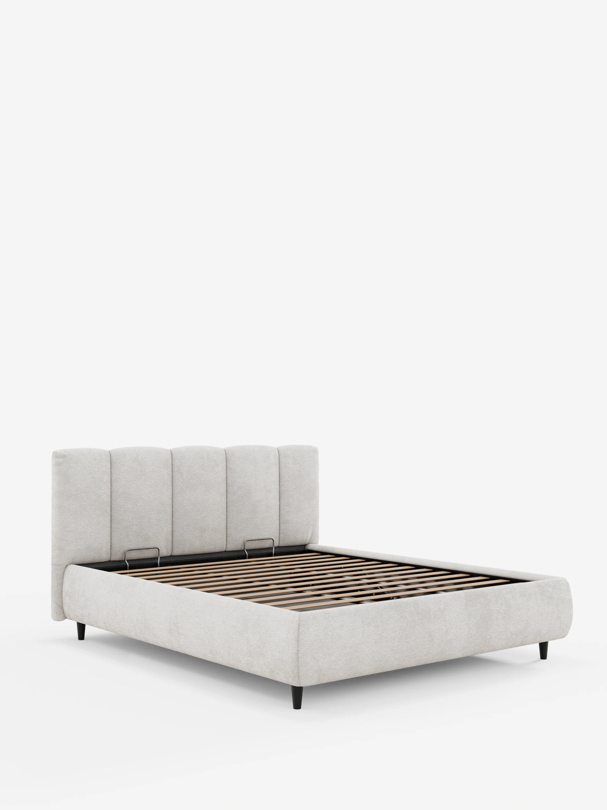 ARKAM, letto imbottito con contenitore e testiera a lavorazione verticale, color beige chiaro con trapuntatura a canali verticali e base a doghe in legno su quattro gambe scure e affusolate su sfondo bianco.