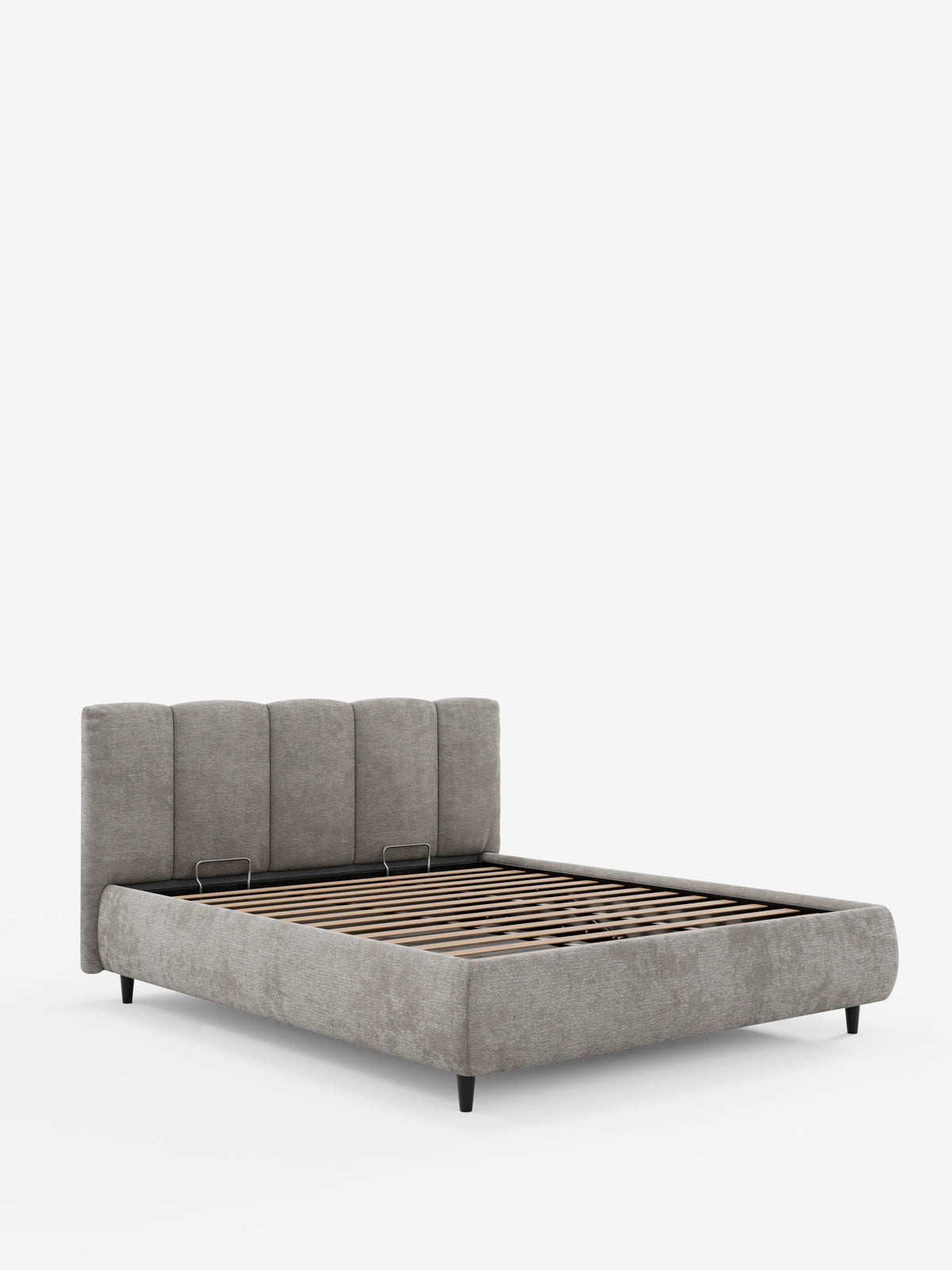 Letto imbottito ARKAM grigio chiaro con contenitore e testiera a lavorazione verticale, caratterizzata da un’alta testiera cucita, sostenuto da gambe scure che lasciano intravedere una rete a doghe in legno, in un ambiente di studio bianco e sobrio.