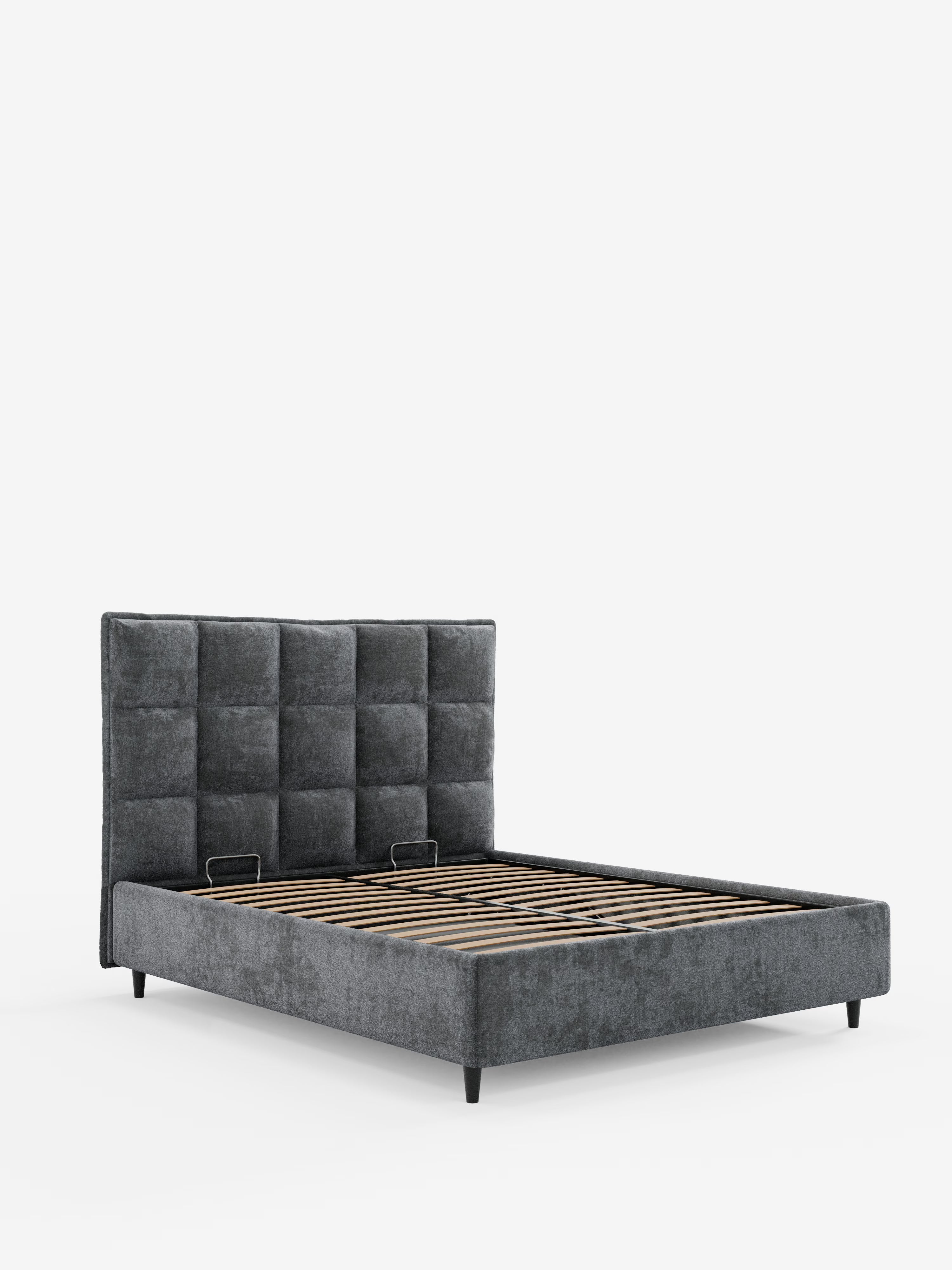 AURO, letto imbottito con contenitore e testiera capitonné alta in ciniglia Oeko-Tex® di Letti.store, è un moderno letto a piattaforma imbottito di colore grigio, caratterizzato da un'alta testiera capitonné e da robuste doghe in legno. Presentato su uno sfondo bianco, senza materasso né biancheria da letto, questo modello dal design minimalista poggia su corte gambe nere, unendo eleganza e funzionalità in un versatile letto imbottito contenitore.