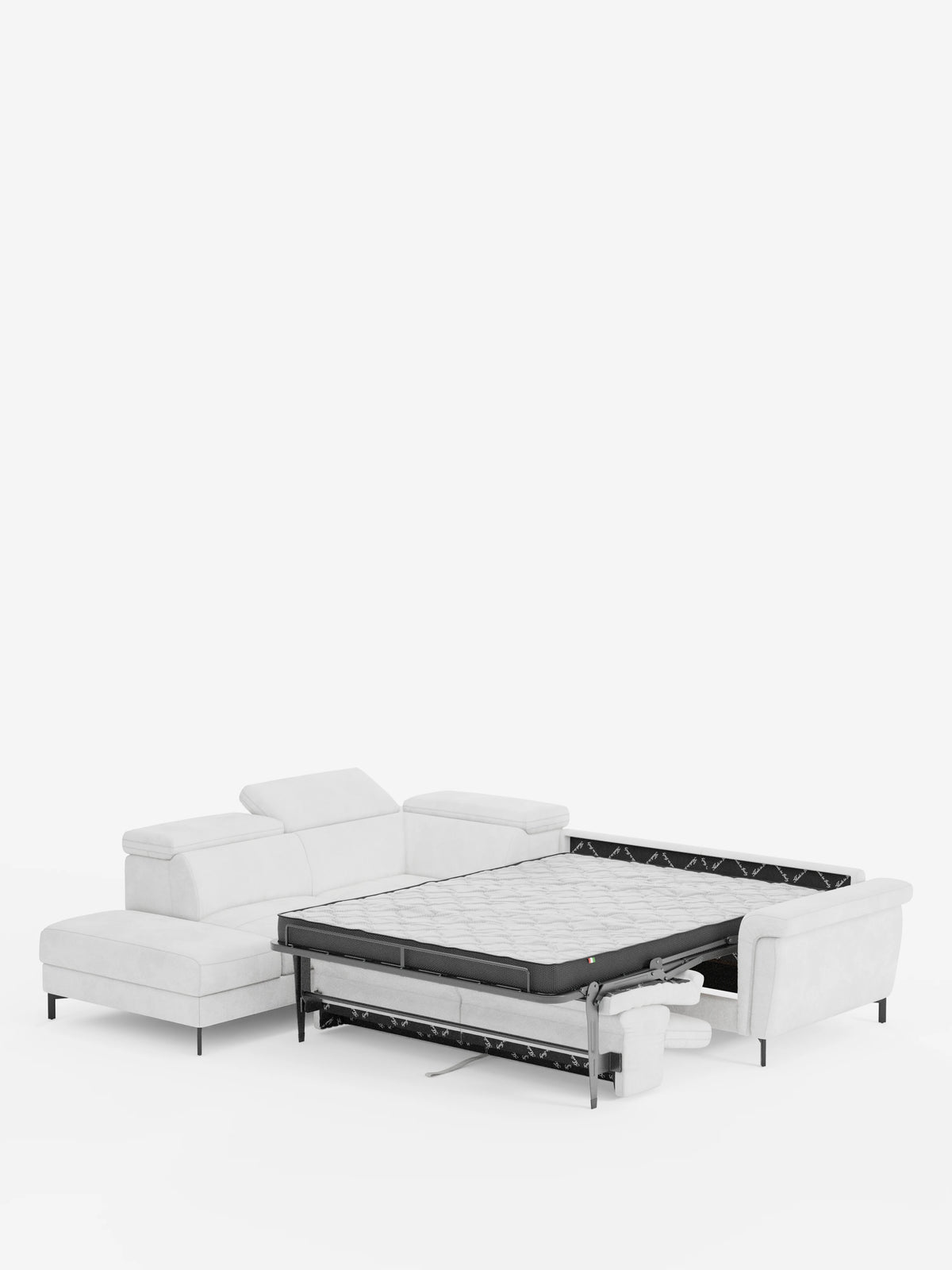 Il divano letto angolare Capri con poggiatesta reclinabili e materasso ad alte prestazioni in tessuto vellutino smacchiabile T30 di Divani.Store è un divano angolare contemporaneo di colore grigio chiaro, dotato di chaise longue orientata a sinistra e di un letto estraibile che rivela il materasso ad alte prestazioni. Caratterizzato da braccioli bassi, poggiatesta regolabili ed eleganti gambe nere, questo divano incarna il design moderno su uno sfondo bianco semplice.