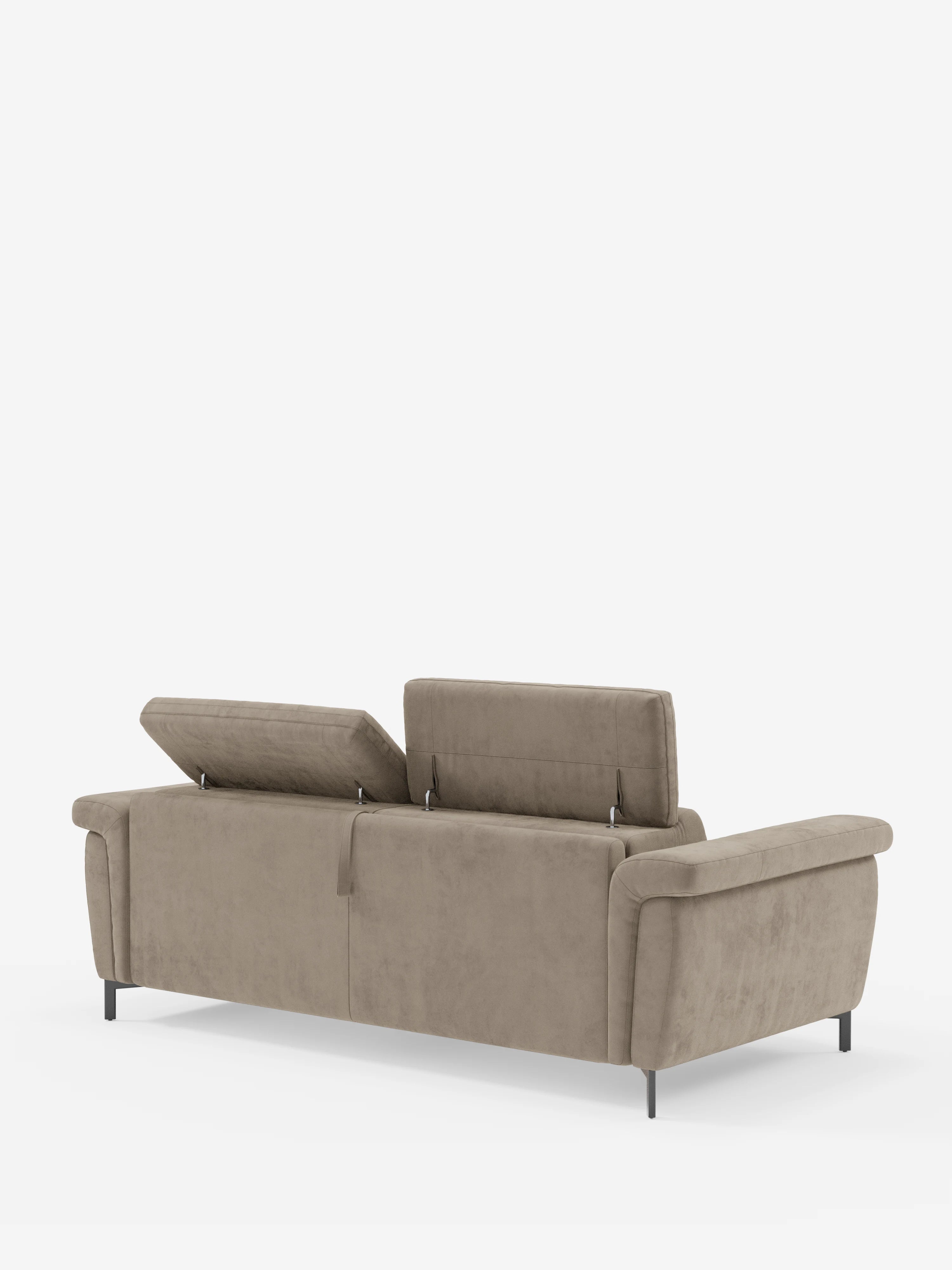 Un divano letto Capri di design contemporaneo color taupe, firmato Divani.Store, è dotato di due schienali con poggiatesta parzialmente rialzati e regolabili, rivestiti in raffinato tessuto T30 effetto velluto, resistente alle macchie. Il divano si contraddistingue per le linee pulite, i braccioli dal profilo basso e le gambe alte e slanciate di colore nero. Sullo sfondo bianco, il design elegante e moderno del divano risulta ancora più valorizzato.