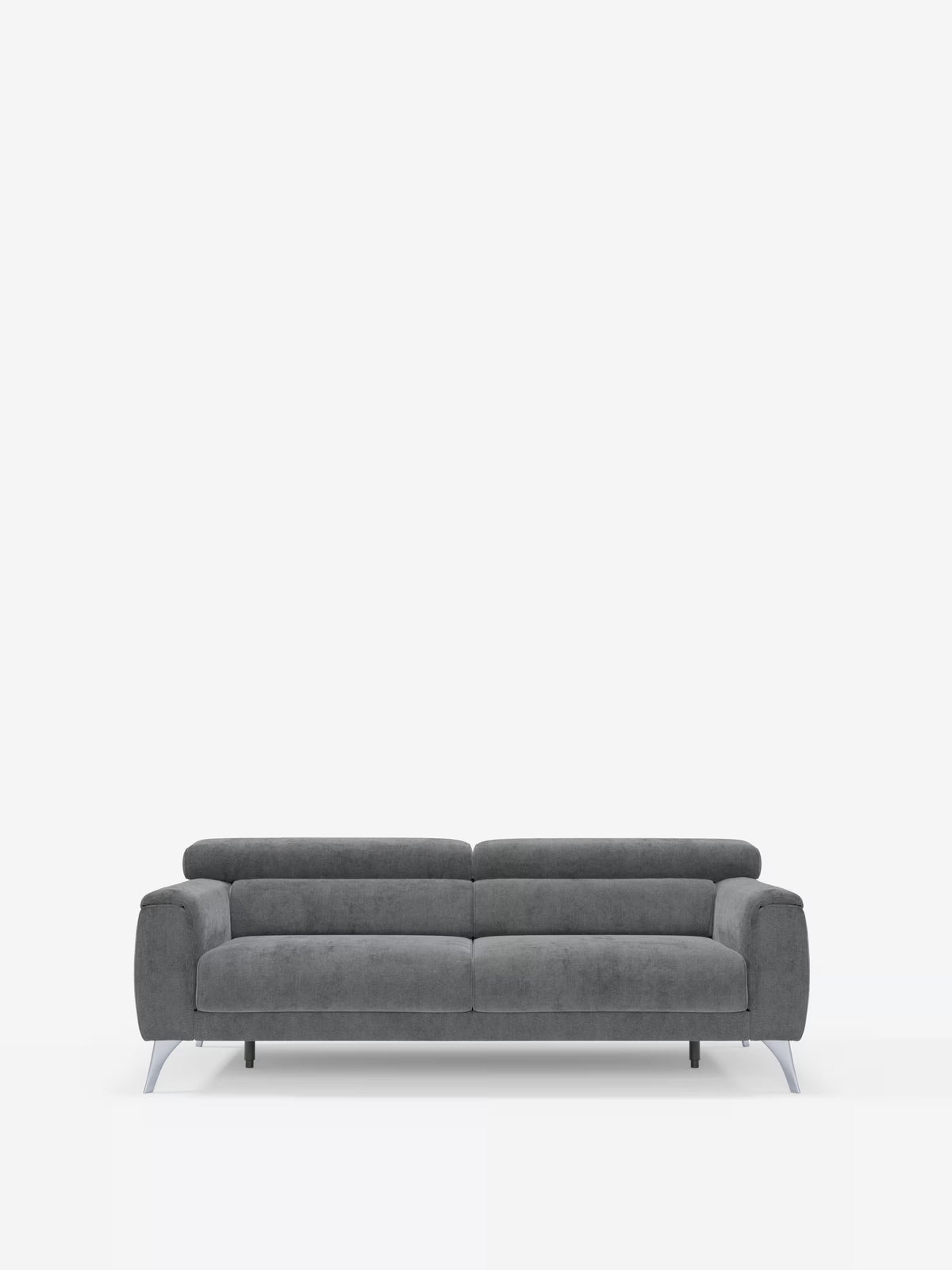 Un moderno divano Caravaggio a 2 e 3 posti di Divani.Store, rivestito in elegante tessuto grigio scuro T31 resistente alle macchie, con tre cuscini di seduta e braccioli bassi e larghi, si staglia su uno sfondo bianco a tinta unita. Il divano presenta gambe in metallo sottili e angolate, sedute estensibili e poggiatesta regolabili, offrendo un design minimalista perfetto per qualsiasi soggiorno contemporaneo.