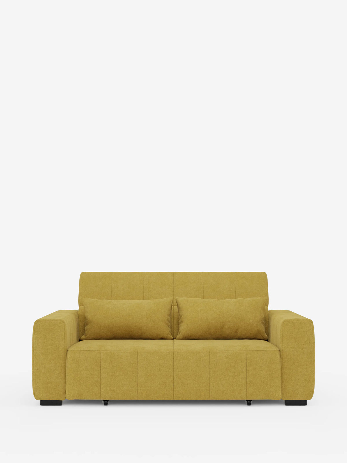 Un divano a 3 posti in stile dorico, minimalista e contemporaneo, di Divani.Store, rivestito in tessuto T23 antimacchia con finitura giallo senape, si staglia su uno sfondo bianco a tinta unita. Caratterizzato da ampi braccioli, linee pulite, cuscini trapuntati e gambe corte nere, questo divano moderno è completato da due cuscini rettangolari coordinati appoggiati sulla seduta. Il design include anche sedute estensibili elettricamente e un poggiatesta reclinabile per un maggiore comfort.