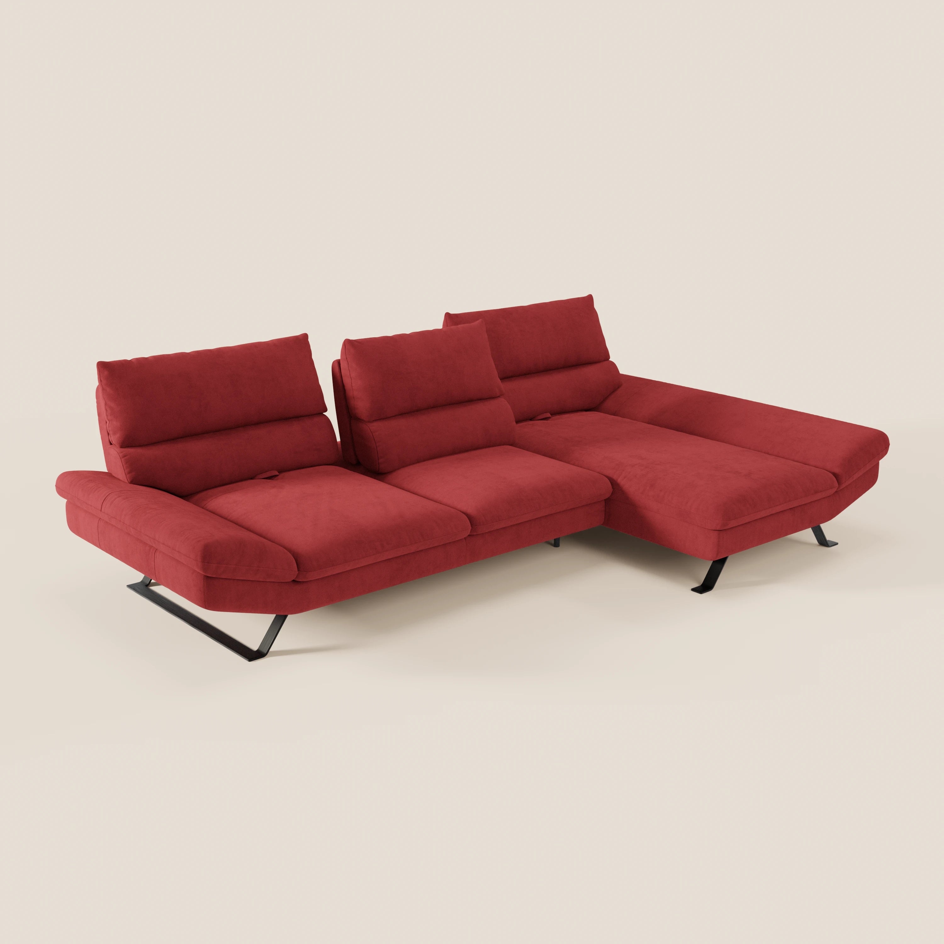 Eclipse Divano angolare con penisola di Divani.Store, in microfibra tecnica T11 smacchiabile, tre schienali traslanti, cuscini morbidi e gambe in metallo nero; chaise longue sul lato destro. Sfondo beige chiaro.