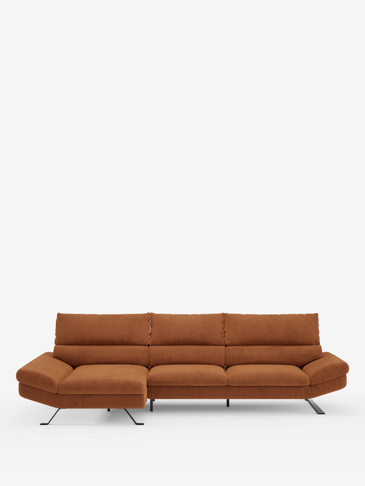 Il divano angolare Eclipse con penisola e schienali traslanti in microfibra tecnica smacchiabile T11 di Divani.Store è un divano angolare moderno, color ruggine, a quattro posti con chaise longue orientata a sinistra. È caratterizzato da morbidi cuscini, schienali bassi con schienali traslanti e sottili gambe in metallo nero, il tutto su uno sfondo bianco a tinta unita.