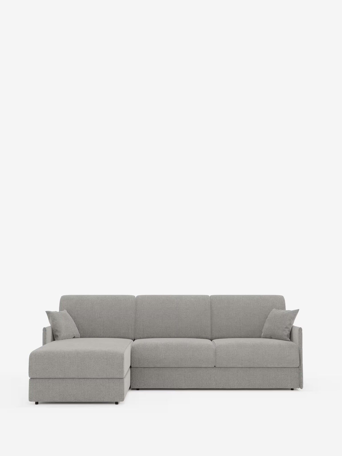 Un moderno divano letto angolare con penisola contenitore Evans, di colore grigio chiaro, di Divani.Store, è raffigurato con una chaise longue orientata a sinistra, tre cuscini di seduta e due cuscini quadrati coordinati su uno sfondo bianco a tinta unita. Caratterizzato da un design compatto e realizzato in morbido tessuto T23 resistente alle macchie, le sue linee pulite e lo stile minimalista offrono il perfetto connubio tra funzionalità ed eleganza per gli spazi contemporanei.