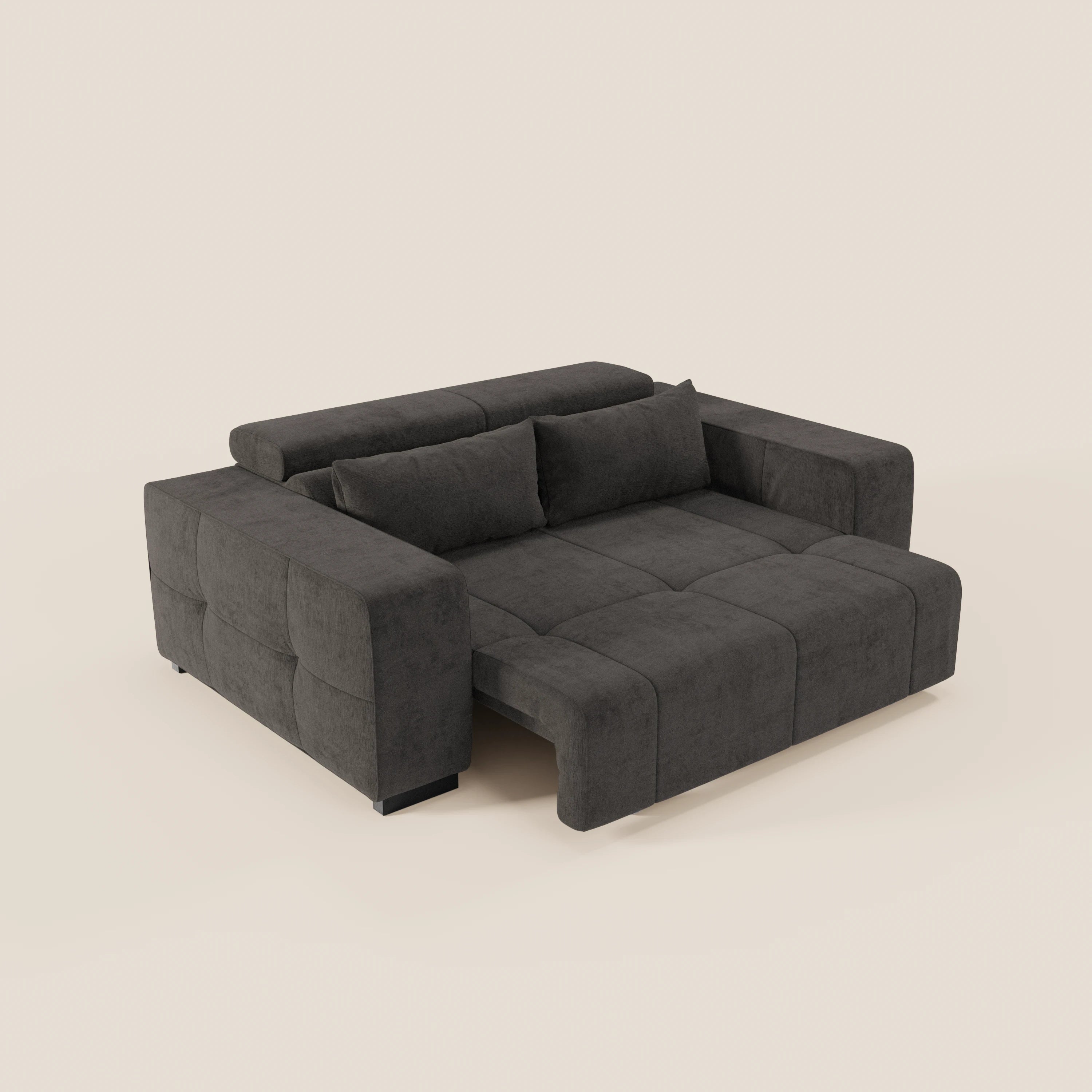 Il Monarch Divano con Relax Elettrico di Divani.Store è un moderno divano grigio scuro con ampi braccioli, cuscini morbidi, schienale basso, due cuscini coordinati e una seduta allungabile per rilassarsi o dormire. Il tutto su uno sfondo bianco sporco.