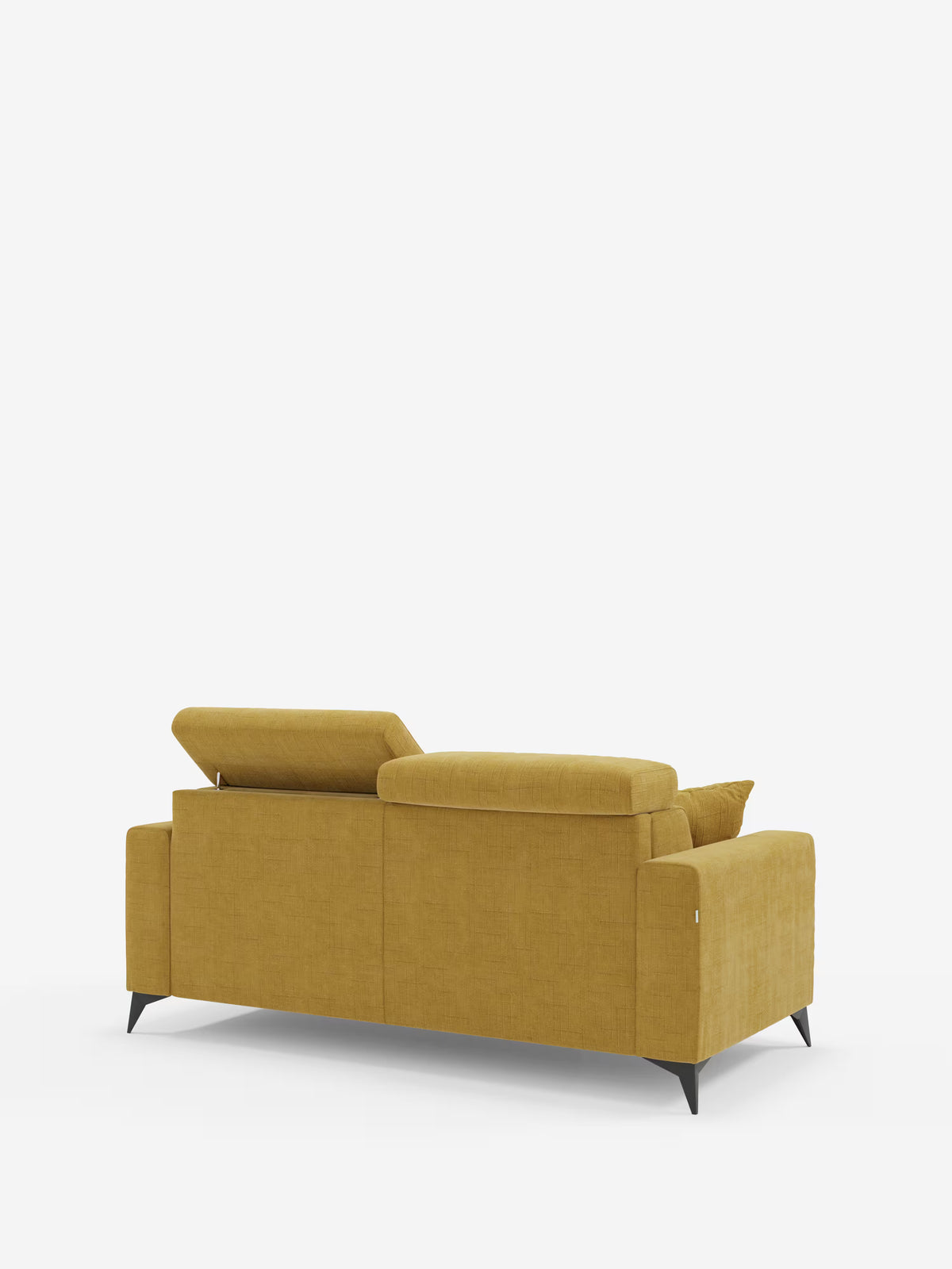 Un divano letto matrimoniale Pegaso in giallo senape, modello contemporaneo di Divani.Store, è ripreso di retro, con due poggiatesta regolabili, braccioli dritti, sottili gambe in metallo nero e morbido tessuto jacquard T22 resistente alle macchie. Il divano è posizionato su uno sfondo bianco a tinta unita.