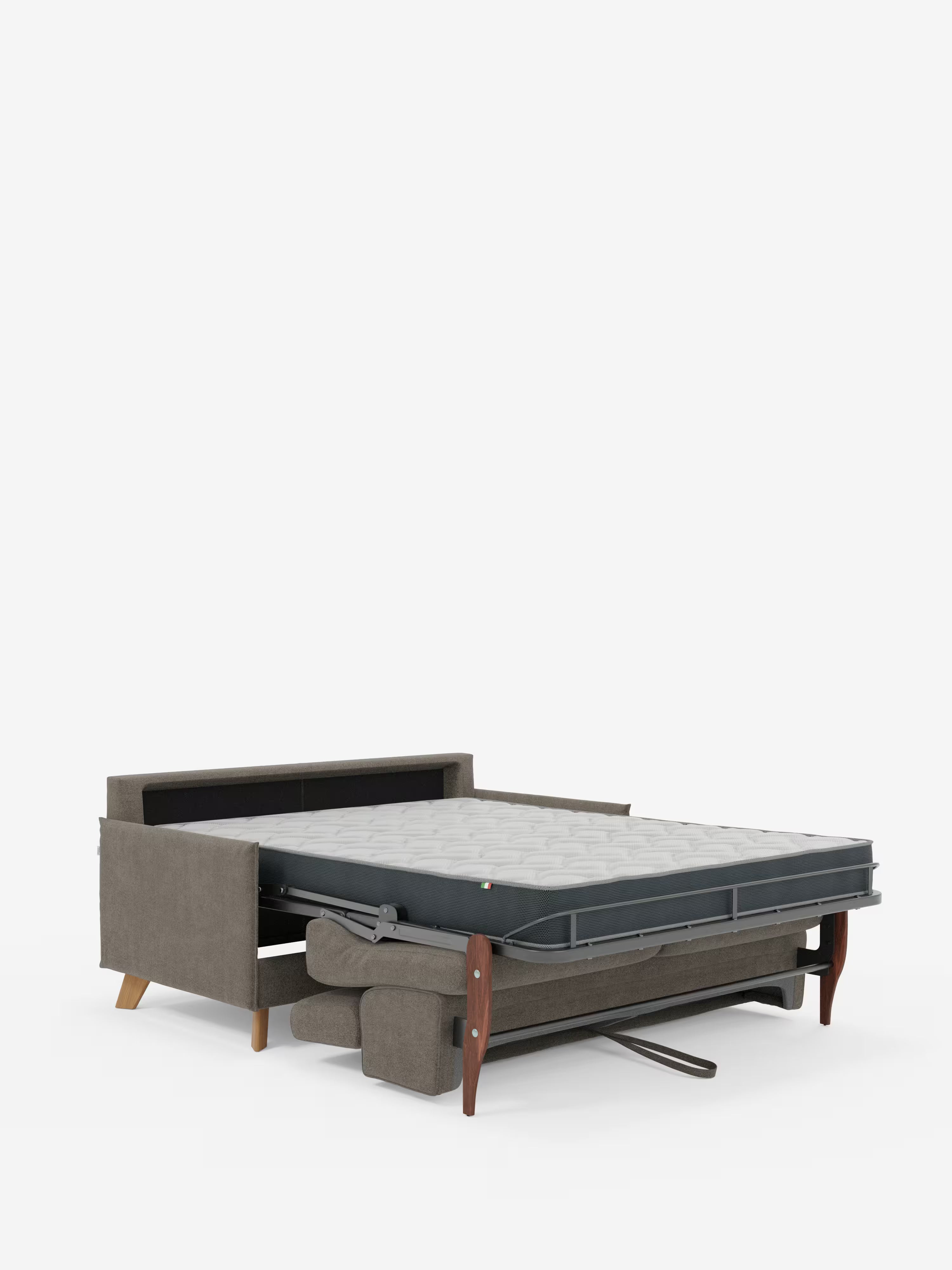 Un divano letto matrimoniale Sole grigio dal design compatto di Divani.Store è raffigurato completamente aperto, mostrando il materasso e la struttura in metallo; presenta gambe e braccioli in legno, poggiatesta reclinabili ed è rivestito al 100% con tessuto T23 resistente alle macchie, completamente sfoderabile. La biancheria da letto e i cuscini non sono presenti; il divano è posizionato su uno sfondo bianco a tinta unita.
