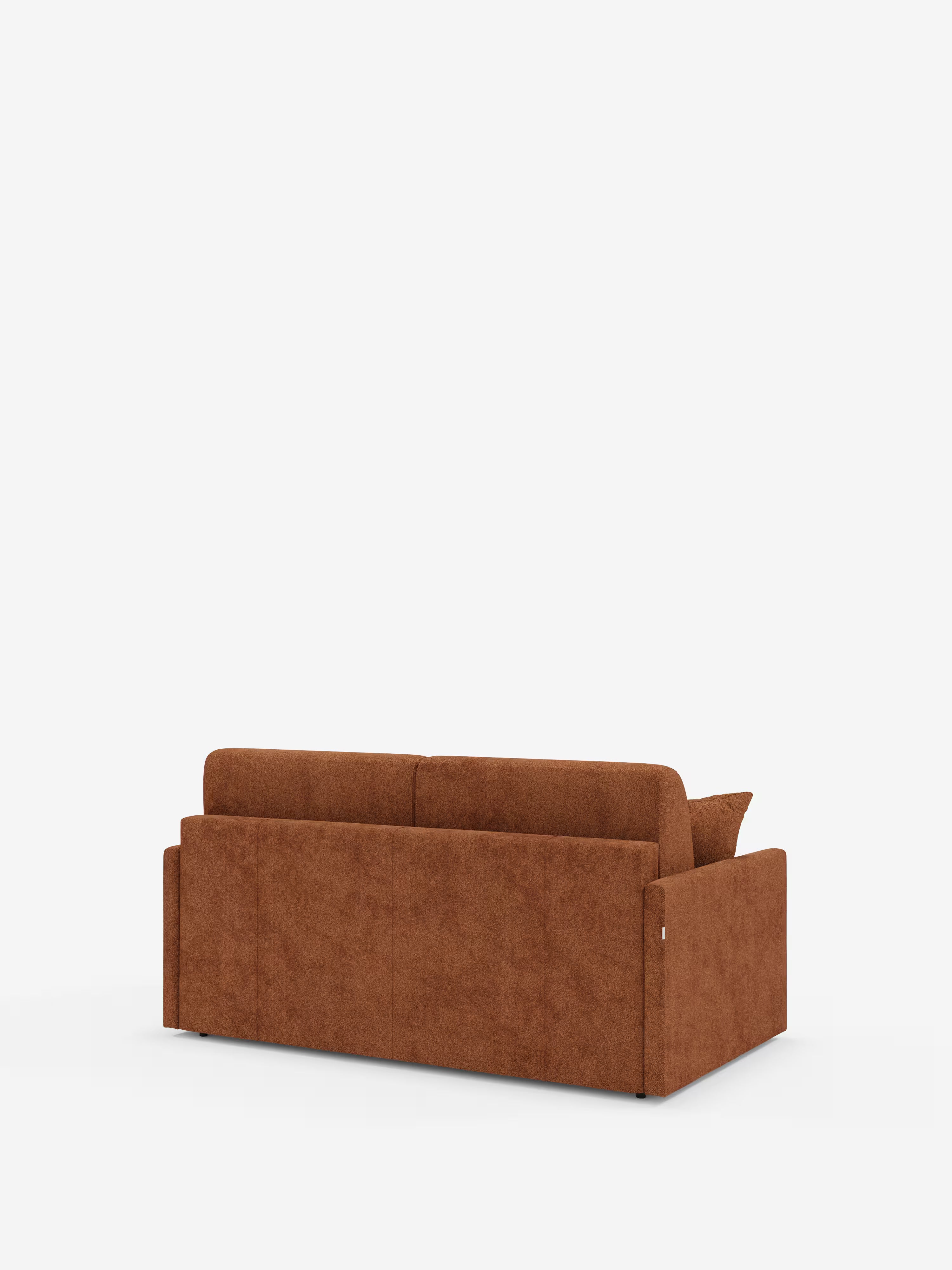 Un divano letto Tommy Divano a 2 e 3 posti matrimoniale, color ruggine, di Divani.Store, è ripreso di retro su uno sfondo bianco. Questo divano dal design minimalista, rivestito in tessuto T33 simile al cotone, completamente sfoderabile e resistente alle macchie, presenta linee pulite, due cuscini di seduta, un unico cuscino sul lato destro e discreti piedini in metallo agli angoli.