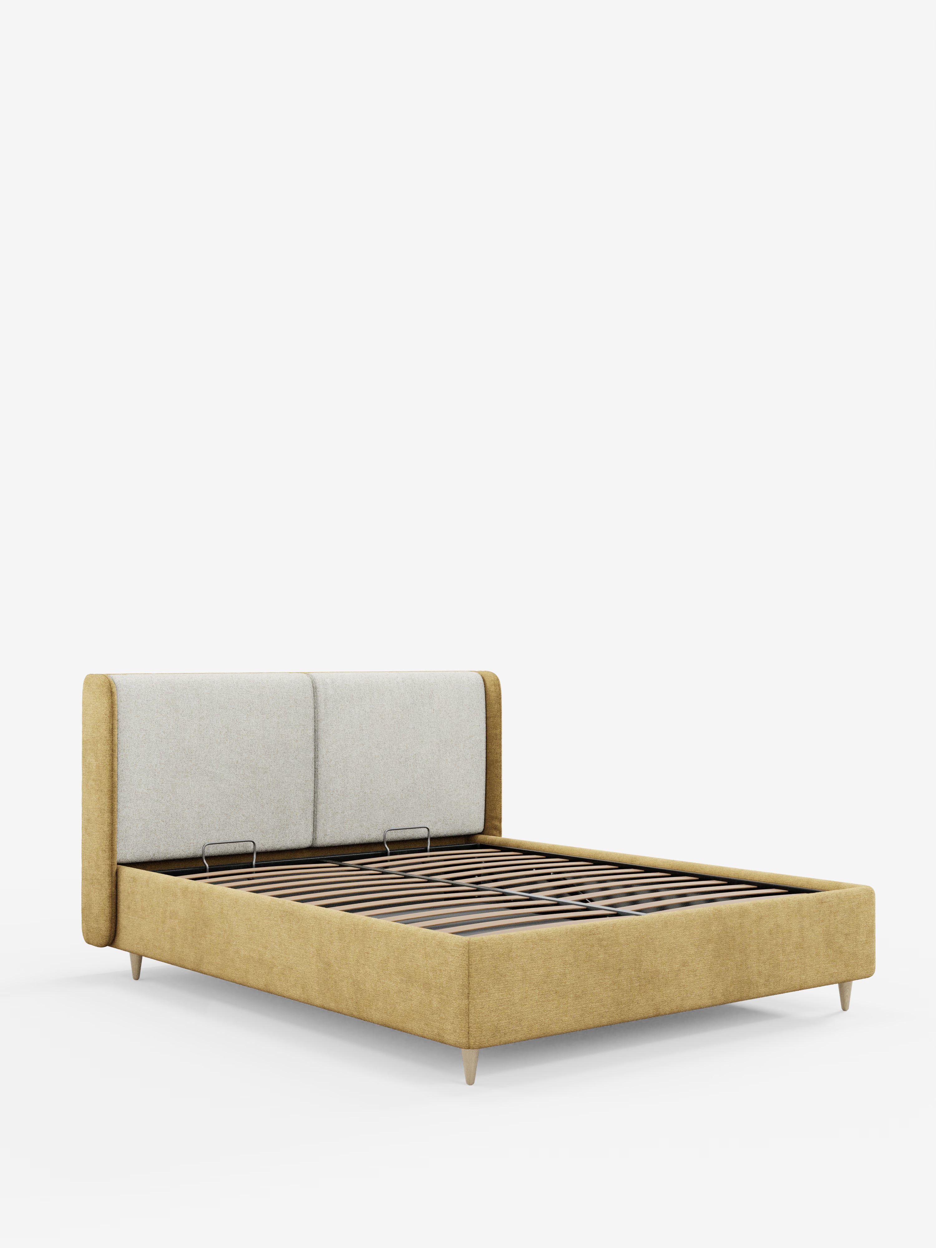 Vi presentiamo il letto imbottito bicolore VALKIRIA con contenitore di Letti.store: una struttura letto moderna caratterizzata da una base e da gambe imbottite in giallo senape, completata da una testiera curva e imbottita in grigio chiaro con cuscini di schienale abbinati. Questo elegante letto bicolore moderno è dotato di doghe in legno (materasso non incluso) ed è raffigurato in un ambiente minimalista con sfondo bianco e senza altri oggetti visibili.