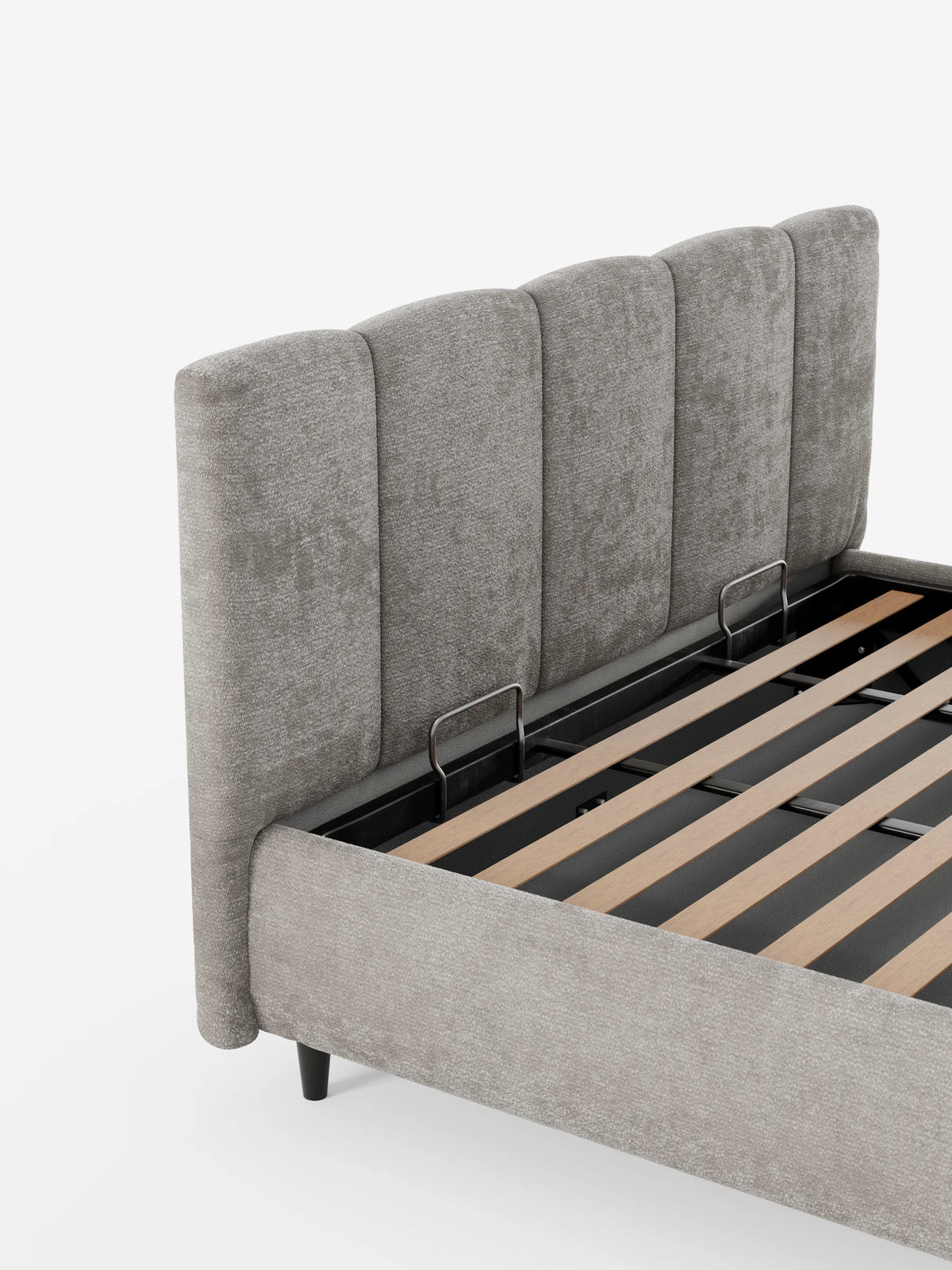 Il letto imbottito ARKAM con contenitore e testiera a pannellatura verticale è un letto imbottito grigio testurizzato, dotato di una testiera alta a pannellatura verticale e di una base con contenitore a vista che lascia intravedere le doghe in legno e il meccanismo in metallo.