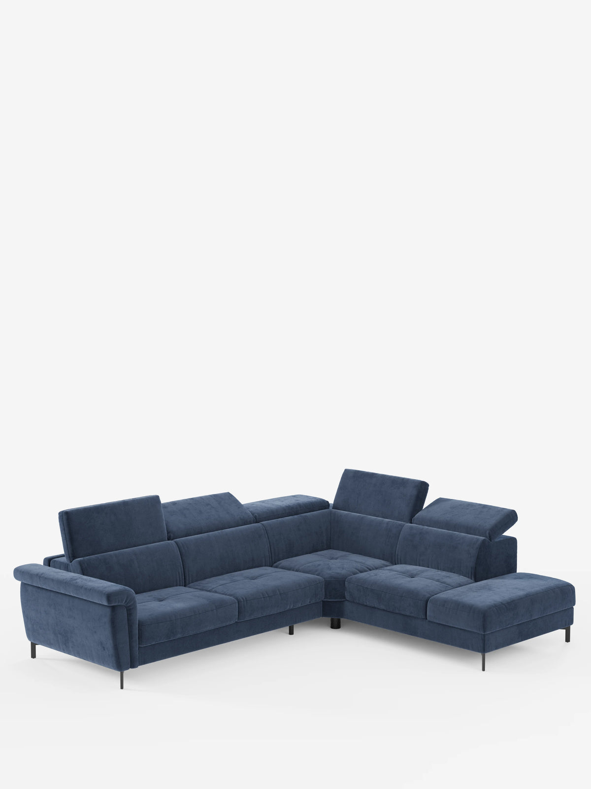 Il divano letto angolare Capri di Divani.Store è un moderno divano a L di colore blu navy, rivestito in tessuto vellutino T30 resistente alle macchie. È dotato di poggiatesta regolabili, sottili gambe nere e morbidi cuscini che garantiscono un ampio spazio di seduta e un look elegante e contemporaneo. Questo divano angolare dalle elevate prestazioni, con letto a scomparsa e poggiatesta reclinabili, si staglia con eleganza su uno sfondo bianco a tinta unita.