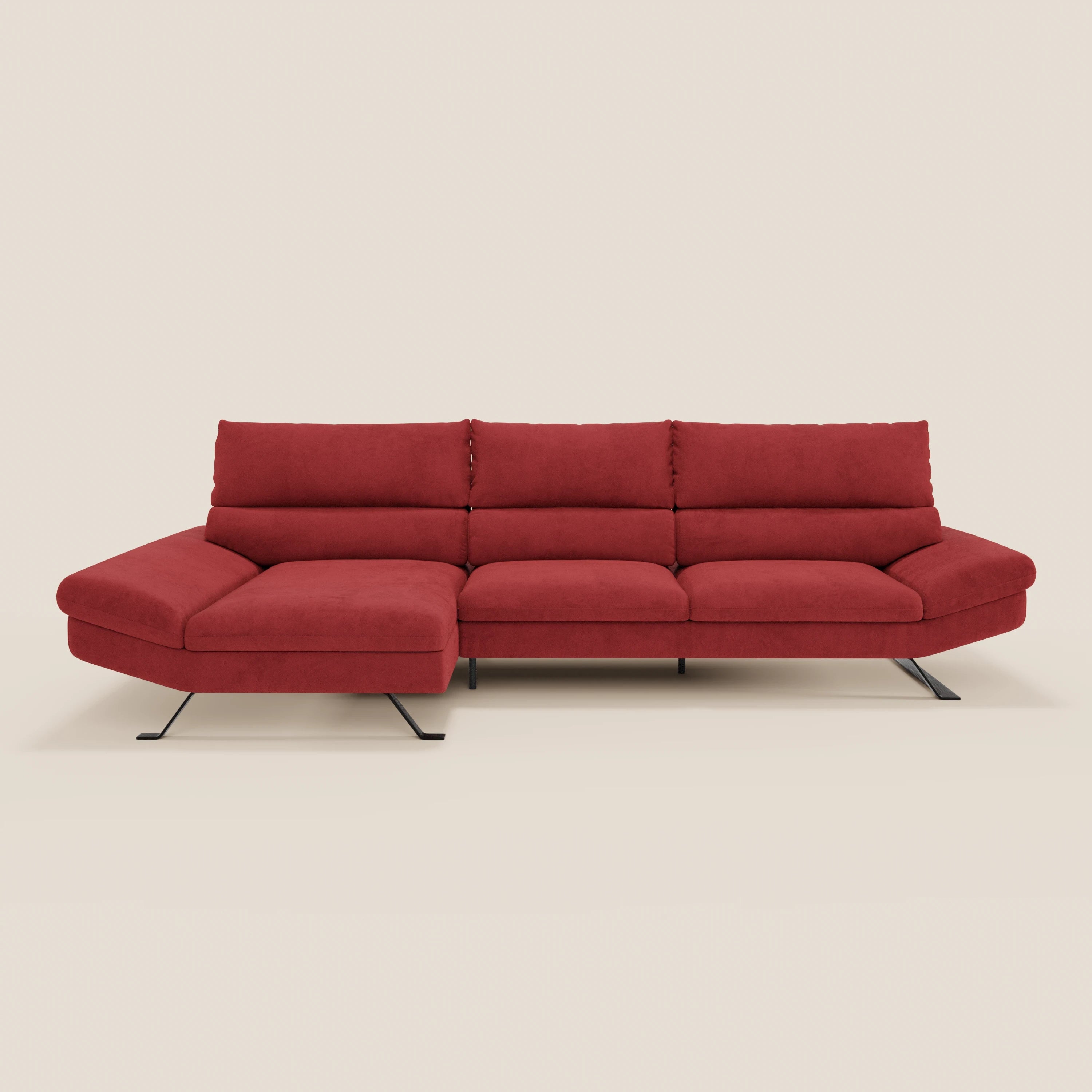 Il divano angolare Eclipse di Divani.Store è caratterizzato da una chaise longue orientata a sinistra, cuscini in tessuto, ampi braccioli ed eleganti gambe in metallo nero con microfibra tecnica smacchiabile T11 rossa, su uno sfondo bianco sporco per un tocco moderno.