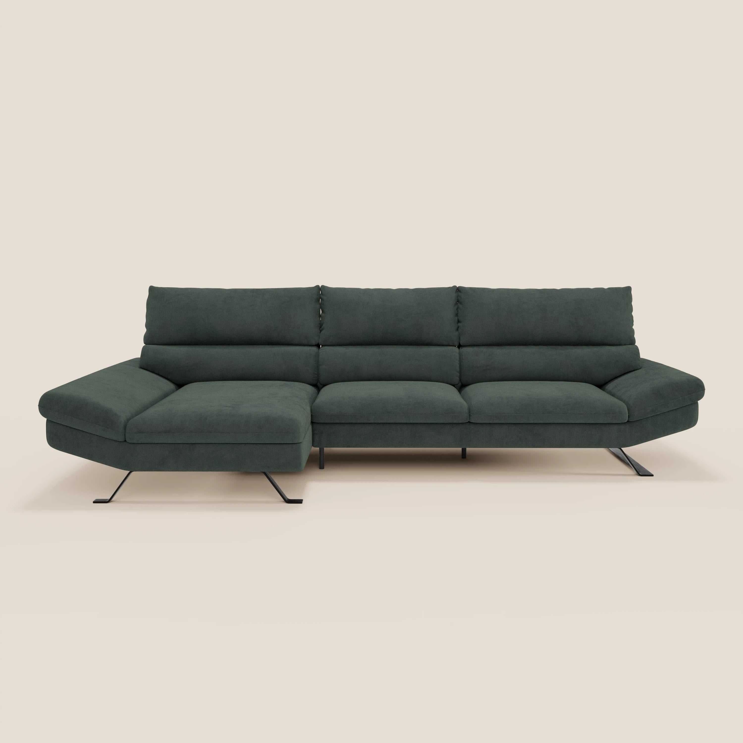 Il divano Eclipse angolare con penisola e schienali traslanti in microfibra tecnica T11 di Divani.Store è caratterizzato da un rivestimento verde scuro, tre cuscini di seduta, gambe angolari in metallo e chaise longue sinistra. Lo stile minimalista si staglia su uno sfondo beige.