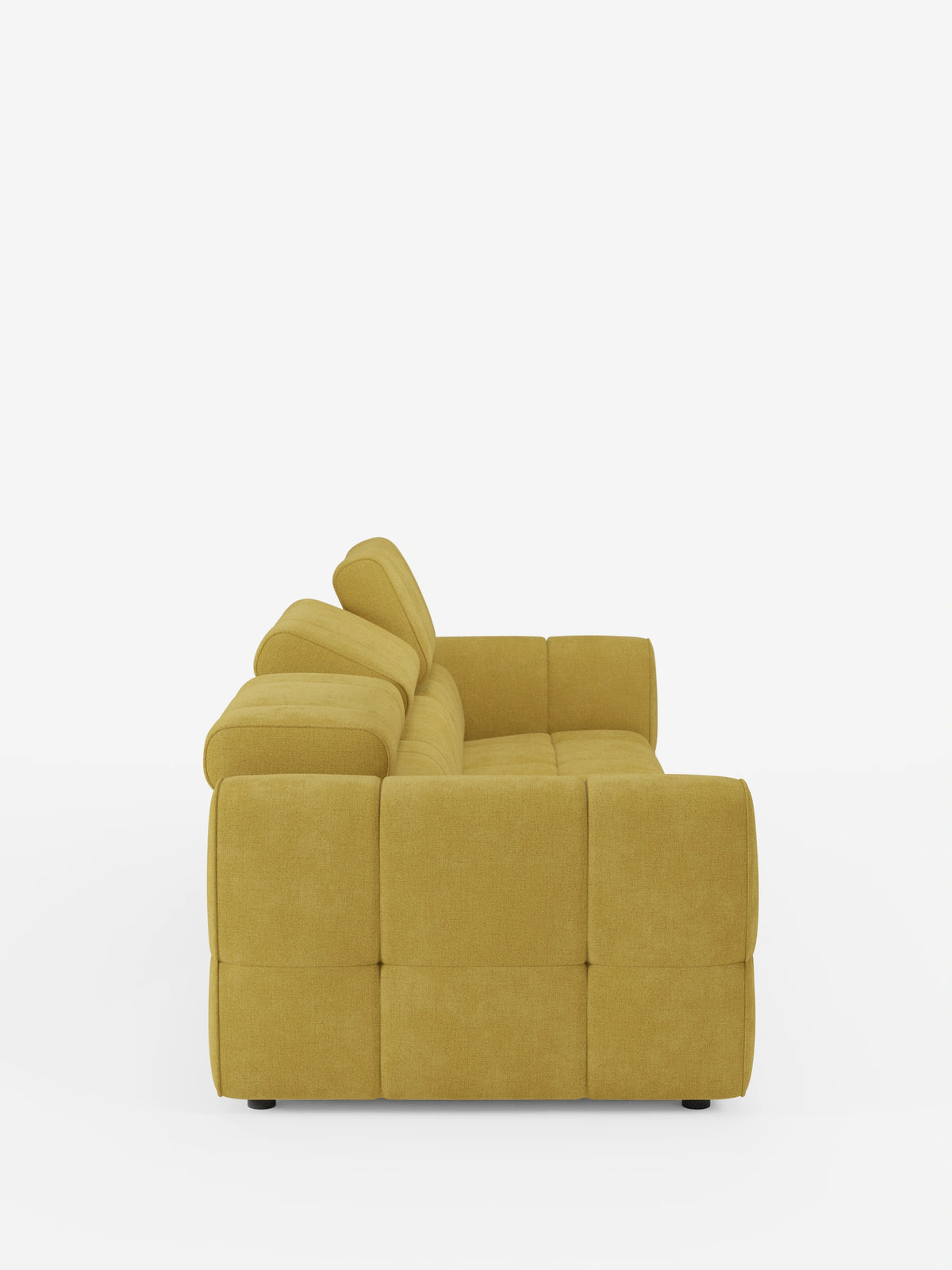 Vista laterale di un divano modulare Giotto a 4 posti con poggiatesta reclinabili e funzione relax elettrica opzionale, rivestito in tessuto smacchiabile T23 color giallo ocra, con cuscini spessi e squadrati, base bassa e piedini scuri su sfondo bianco.