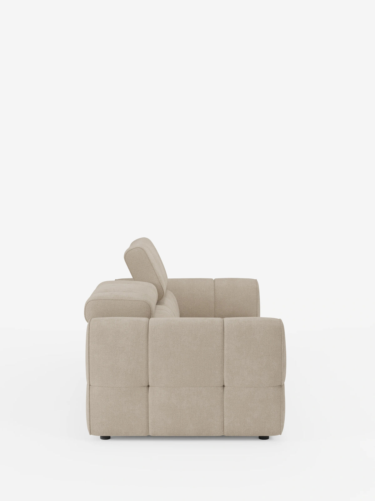 Vista laterale di un divano modulare Giotto contemporaneo a 3 posti, color beige, con poggiatesta reclinabili e funzione relax elettrica opzionale, rivestito in tessuto smacchiabile T23 su sfondo bianco; il divano presenta una struttura squadrata con un poggiatesta regolabile inclinato verso l'alto.