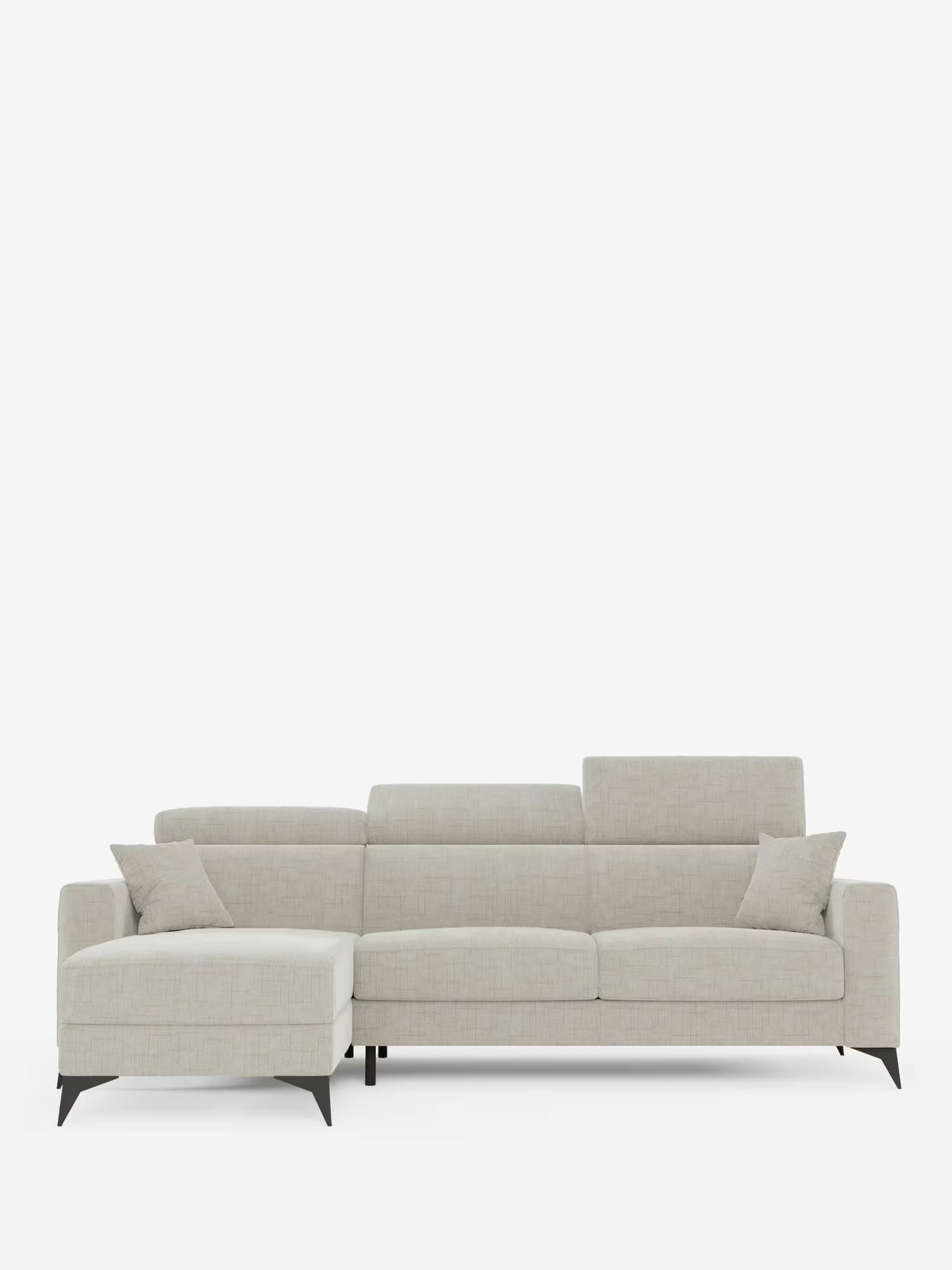 Un divano letto angolare Pegaso dal design contemporaneo di Divani.Store, rivestito in tessuto jacquard T22 grigio chiaro antimacchia, dotato di chaise longue con contenitore sul lato sinistro, poggiatesta regolabili, due cuscini coordinati, schienali bassi e sottili gambe in metallo nero. Lo sfondo è bianco a tinta unita.