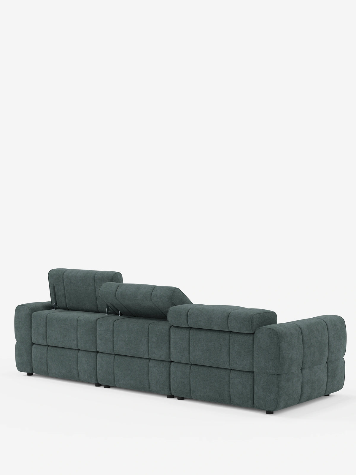 Vista posteriore di un divano modulare Giotto a 4 posti color verde acqua scuro, con poggiatesta reclinabili e funzione relax elettrica opzionale, rivestito in tessuto smacchiabile T23, caratterizzato da trapuntatura verticale e poggiatesta regolabili su sfondo bianco.