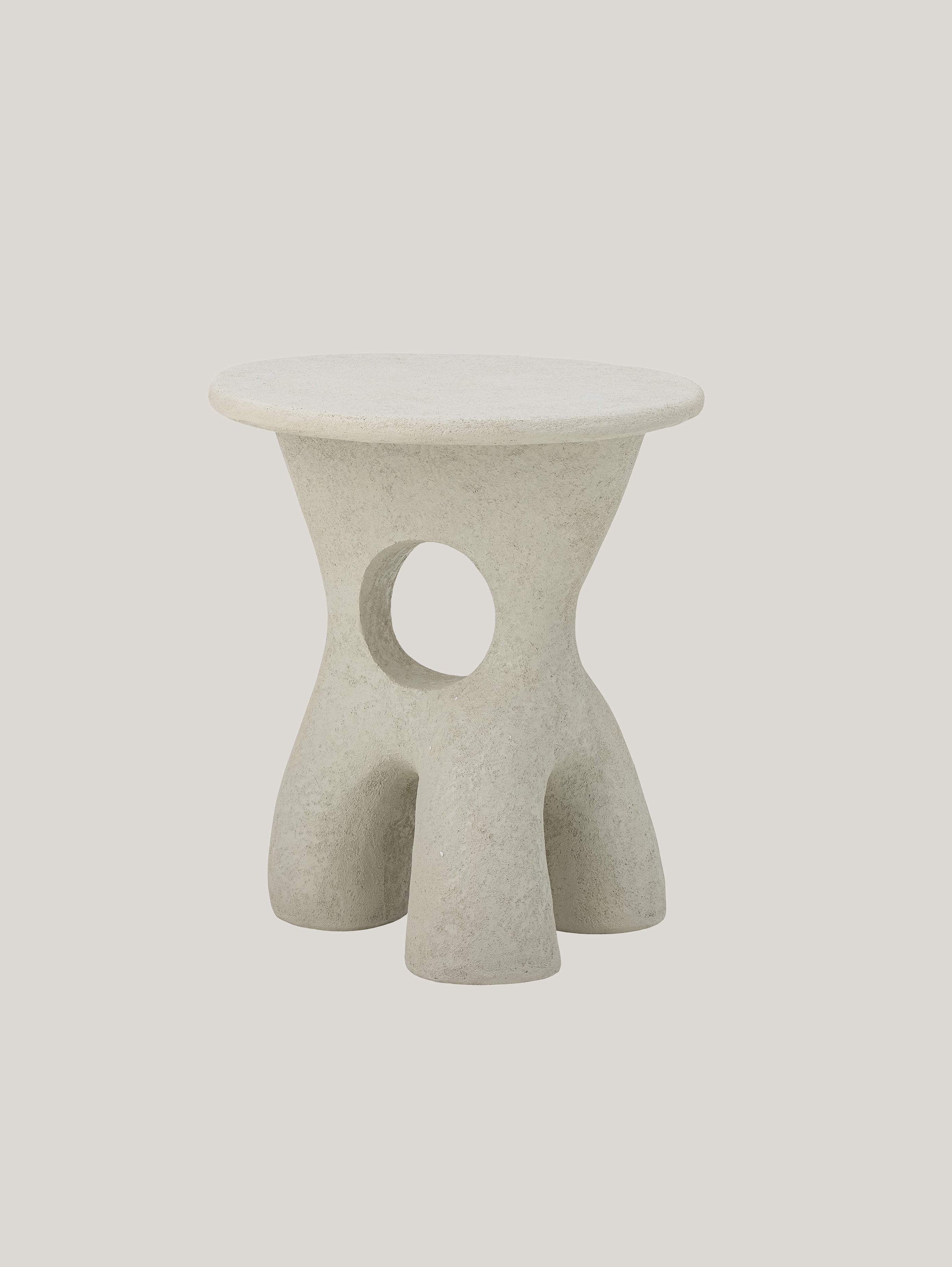 Amiee tavolino scultoreo tondo dalla forma organica in poliresina bianco - divani.store