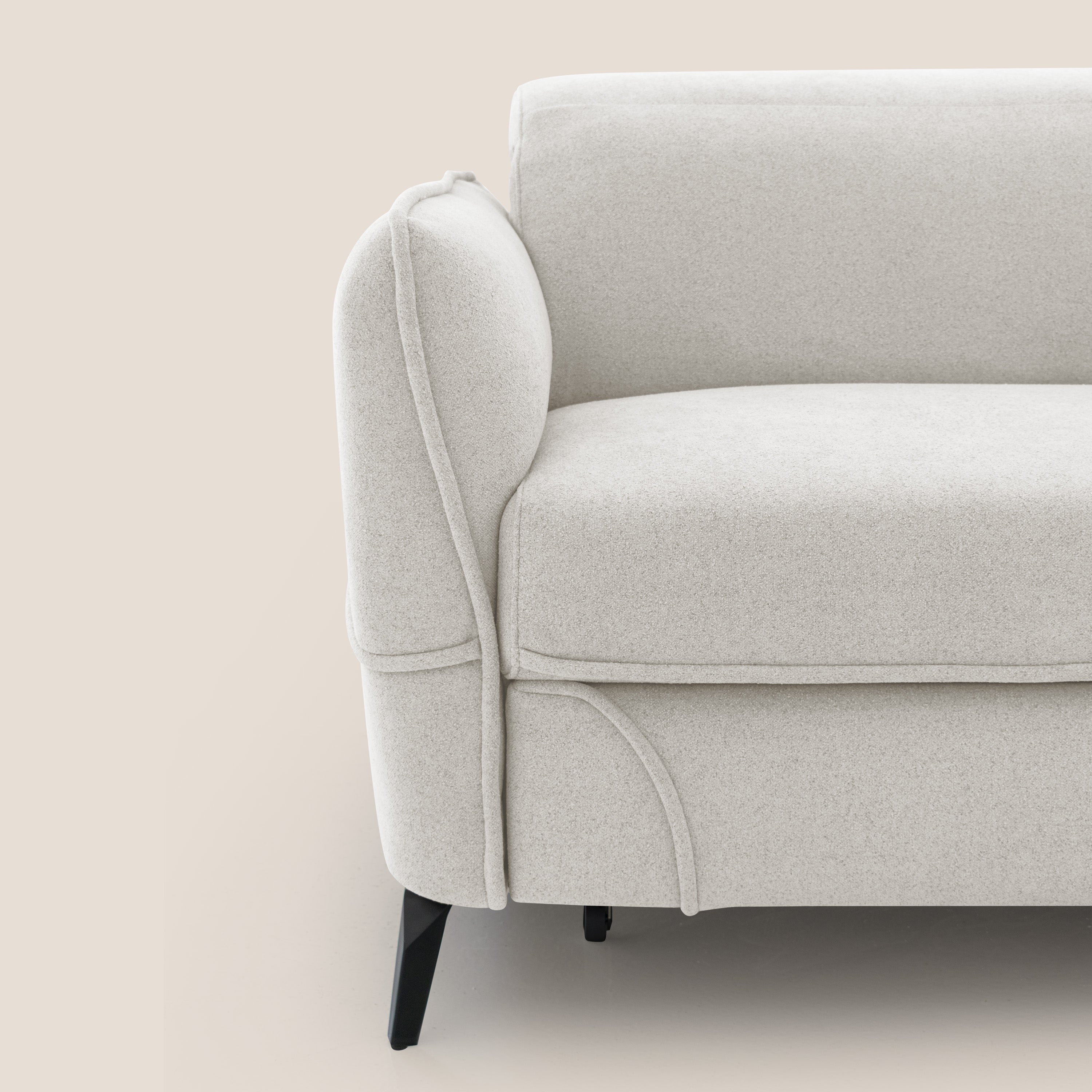 Bloom Divano con poggiapiedi estraibile piedini alti e poggiatesta reclinabili in tessuto bouclé impermeabile T07 bianco - divani.store