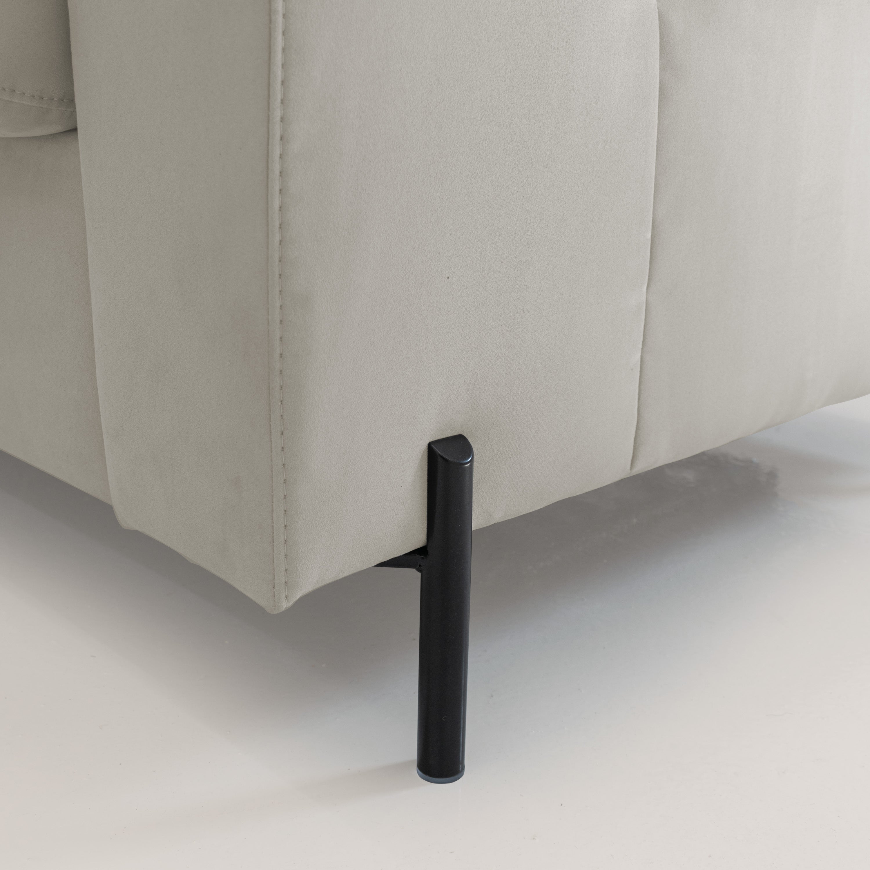 Ortensia divano letto materasso H18 cm con piedi alti in elegante microfibra smacchiabile T11 panna - divani.store