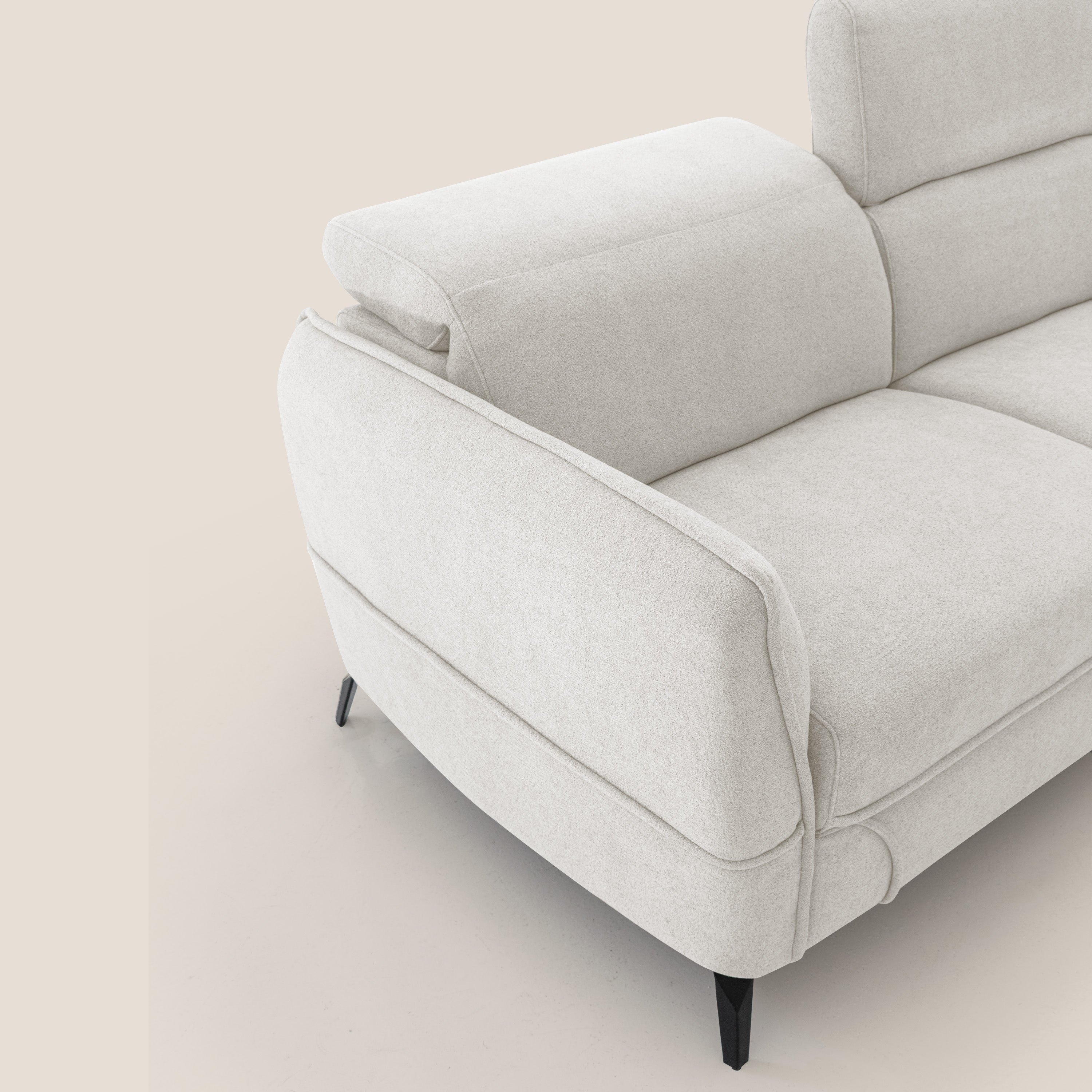 Bloom Divano con poggiapiedi estraibile piedini alti e poggiatesta reclinabili in tessuto bouclé impermeabile T07 bianco - divani.store