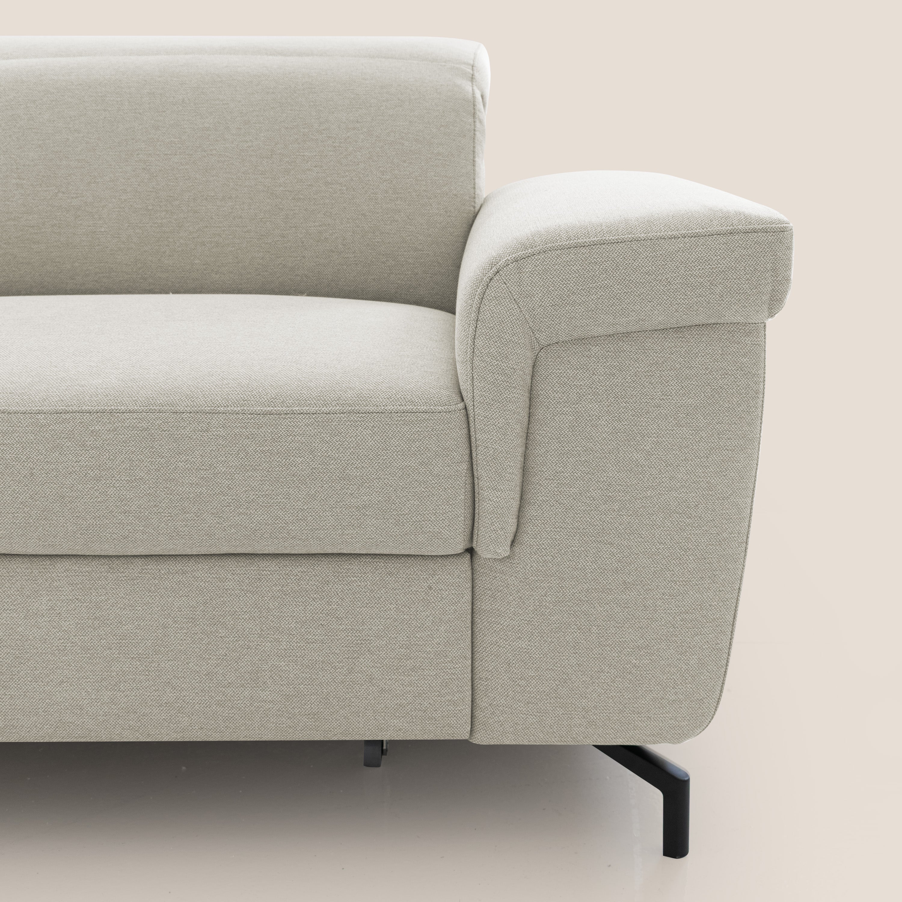 Aisha Divano con poggiapiedi estraibile piedini alti e poggiatesta reclinabili in tessuto Smacchiabile T05 panna - divani.store