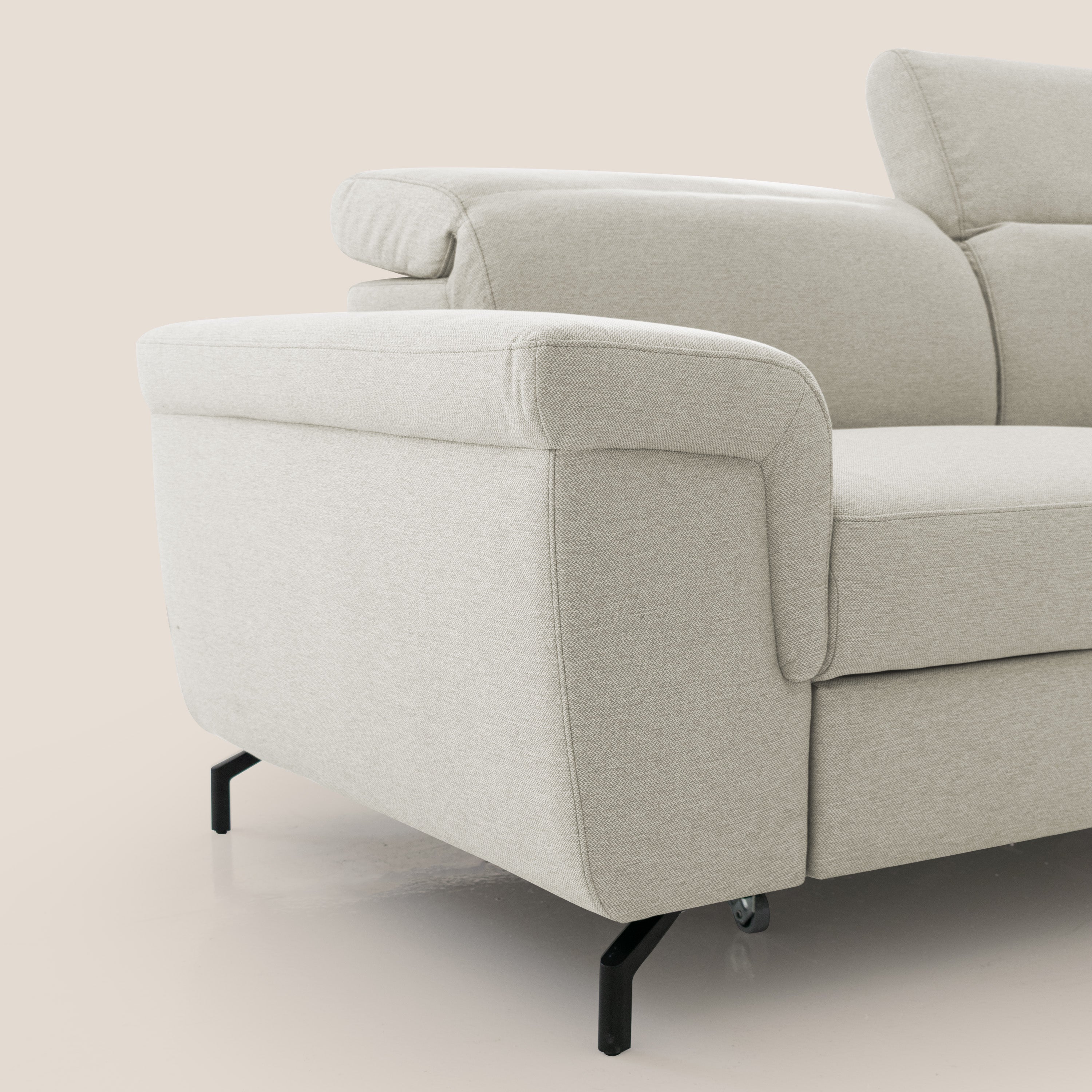 Aisha Divano con poggiapiedi estraibile piedini alti e poggiatesta reclinabili in tessuto Smacchiabile T05 panna - divani.store