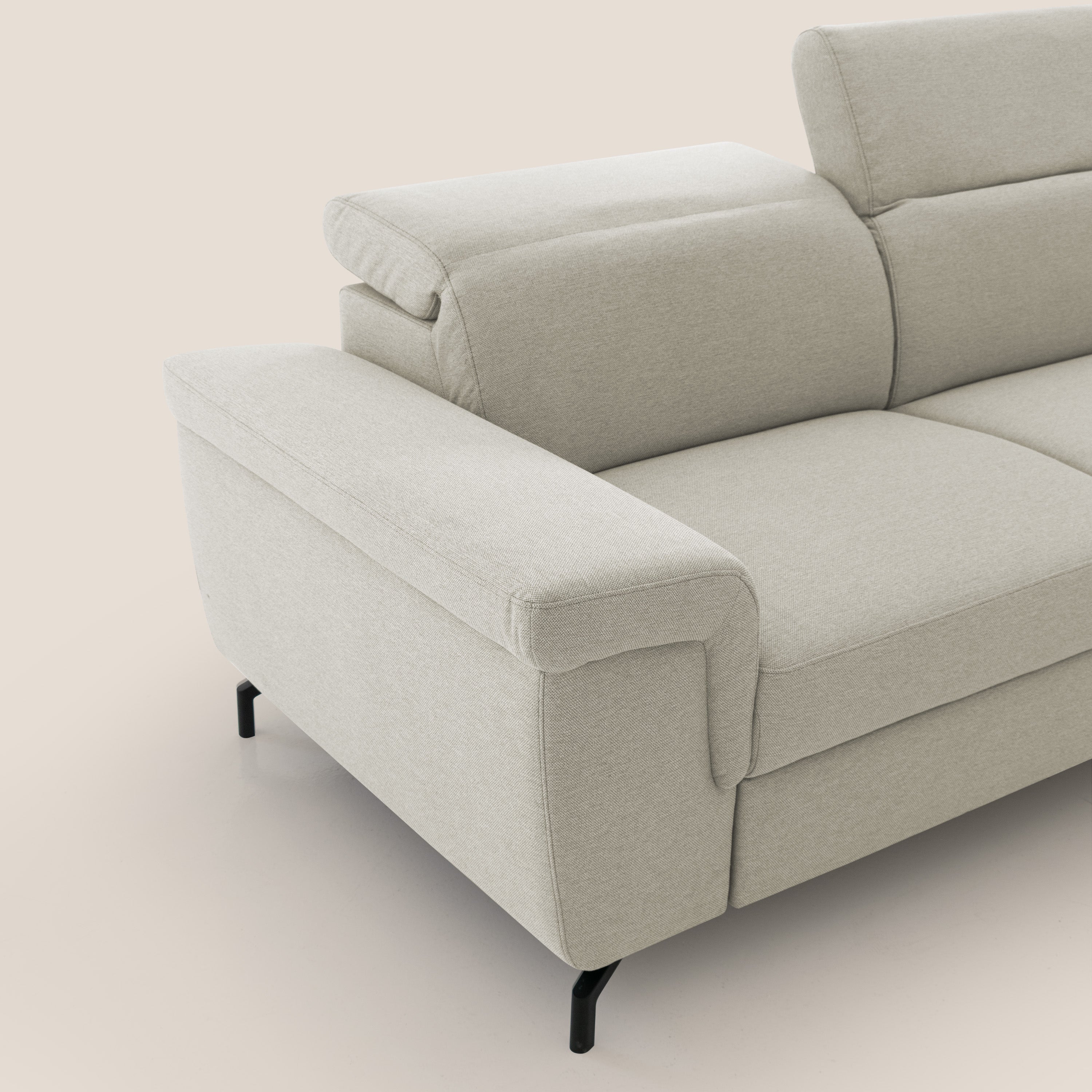 Aisha Divano con poggiapiedi estraibile piedini alti e poggiatesta reclinabili in tessuto Smacchiabile T05 panna - divani.store