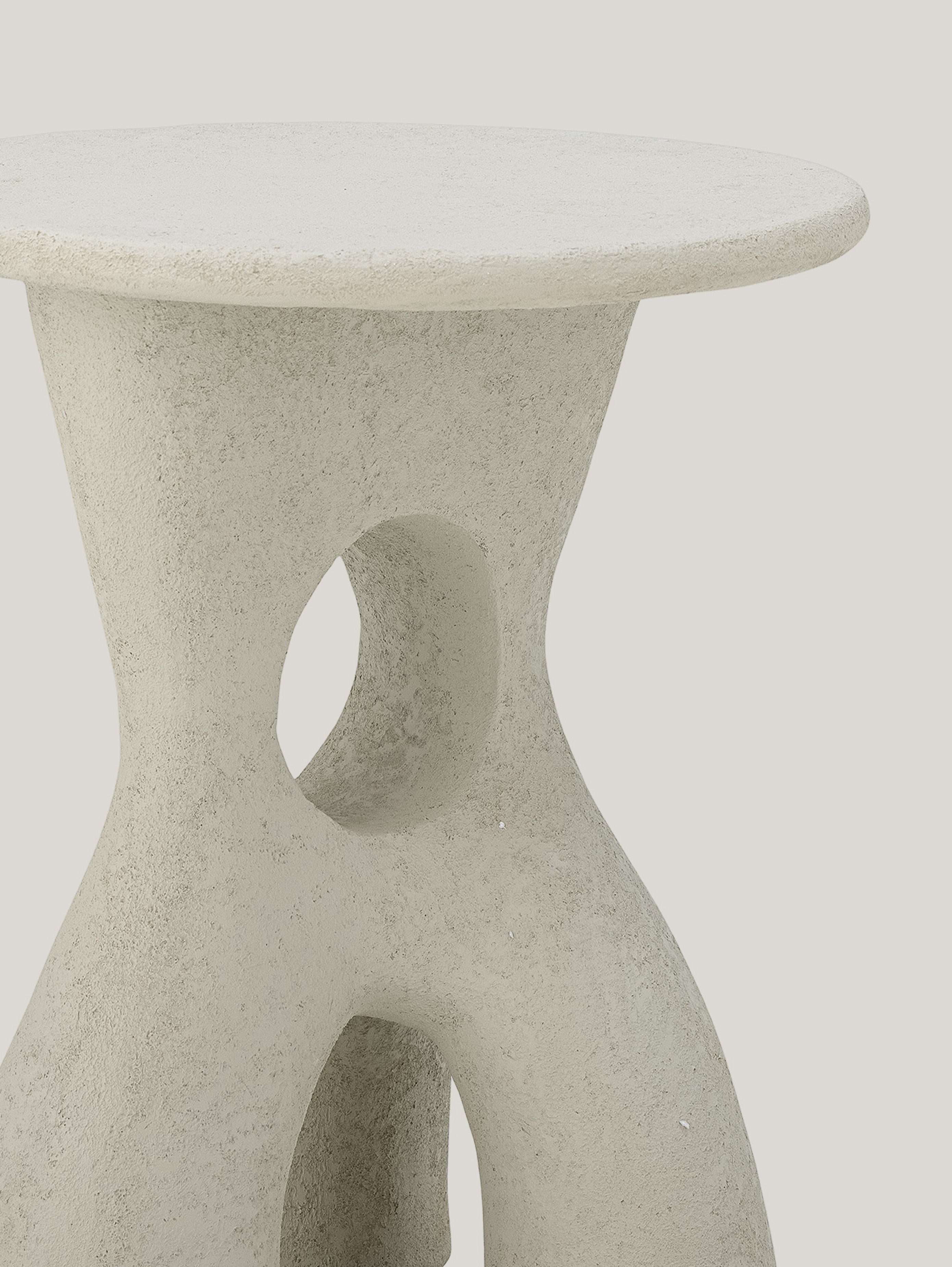 Amiee tavolino scultoreo tondo dalla forma organica in poliresina bianco - divani.store