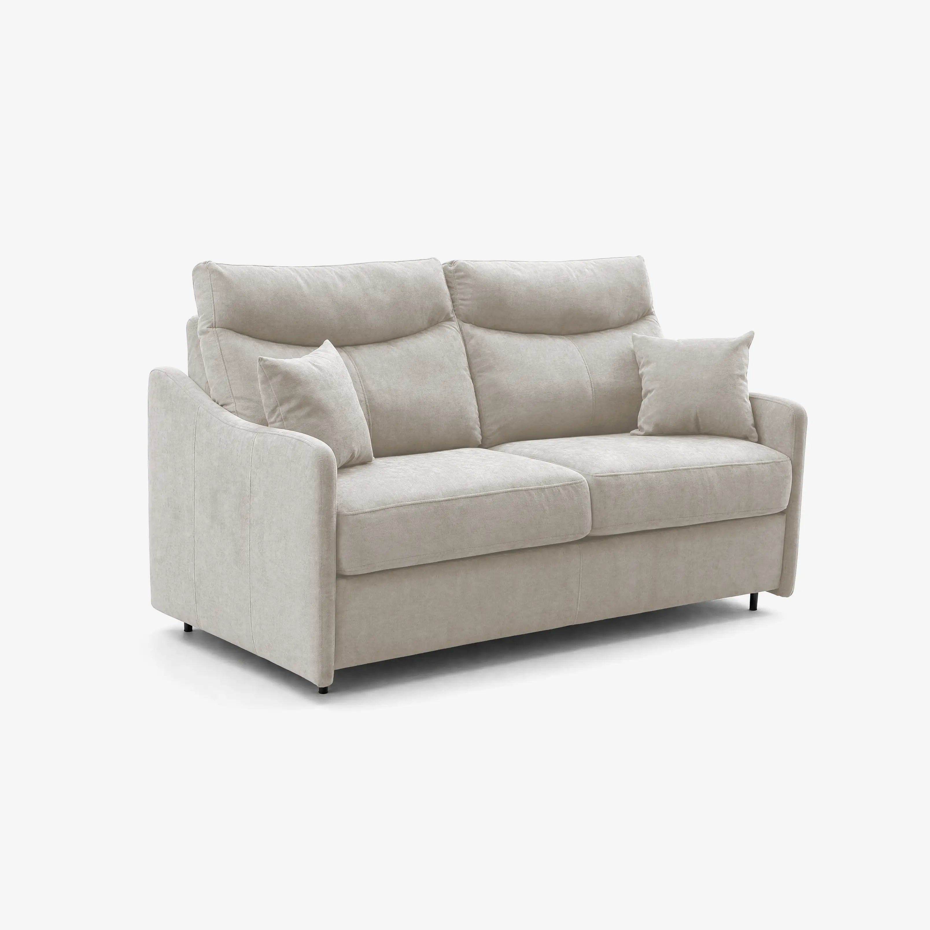 Il divano letto a 3 posti Lodovico di Divani.Store, realizzato in tessuto beige chiaro smacchiabile certificato Oeko-Tex, è dotato di schienali imbottiti, braccioli ricurvi, due cuscini quadrati decorativi, portagualce e un materasso da 140x195 con SPESSORE di 20 cm. In primo piano su uno sfondo bianco a tinta unita.