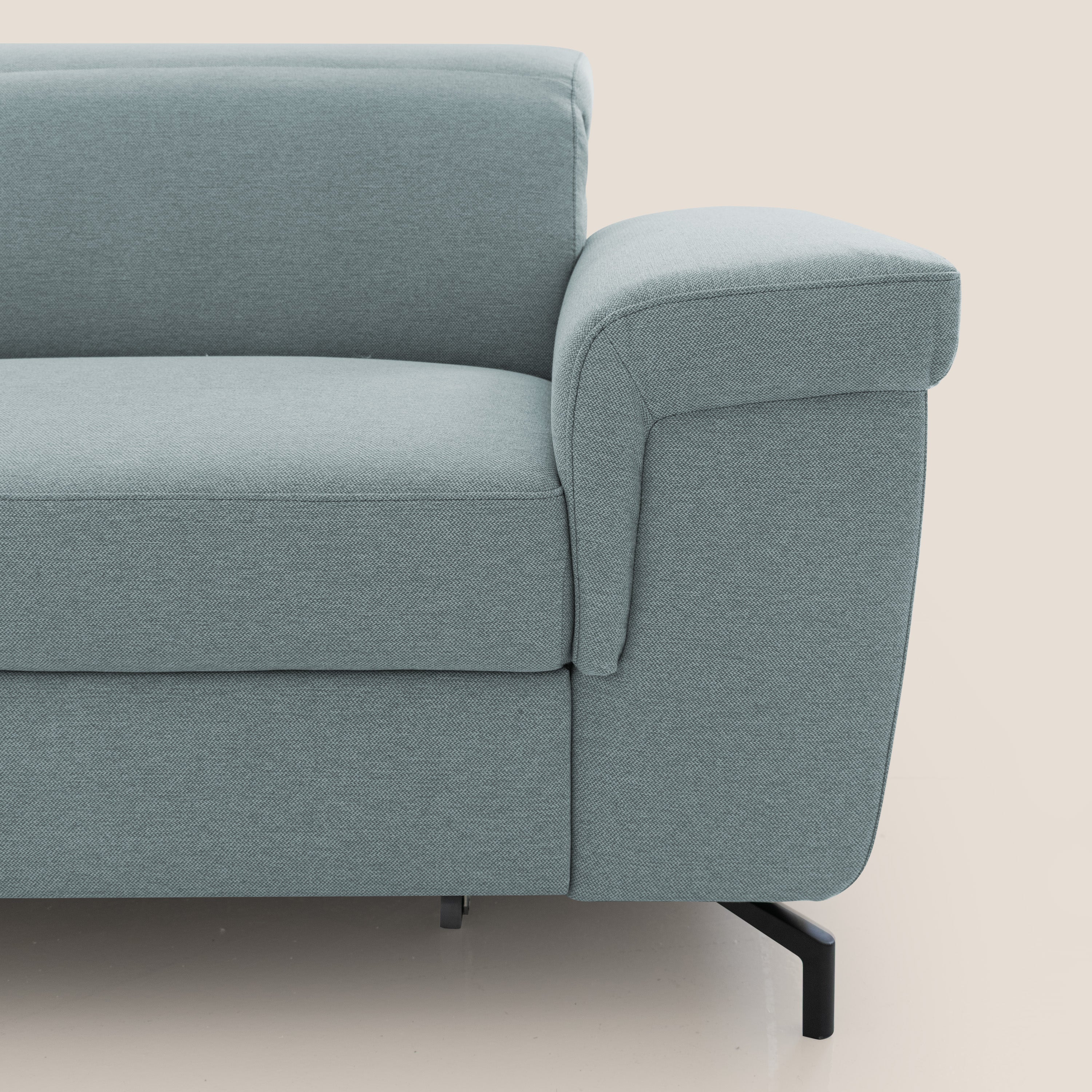 Aisha Divano con poggiapiedi estraibile piedini alti e poggiatesta reclinabili in tessuto Smacchiabile T05 carta da zucchero - divani.store