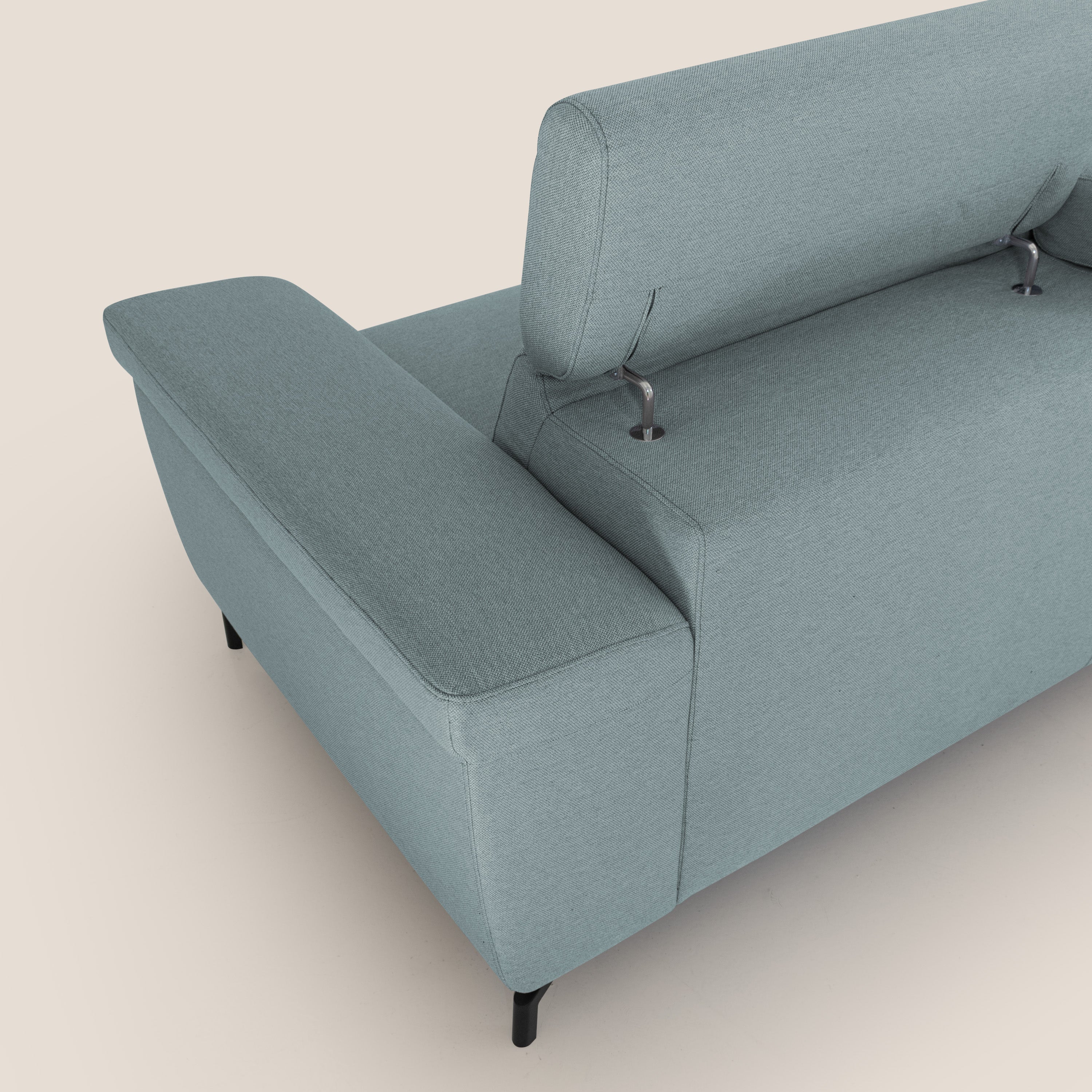 Aisha Divano con poggiapiedi estraibile piedini alti e poggiatesta reclinabili in tessuto Smacchiabile T05 carta da zucchero - divani.store