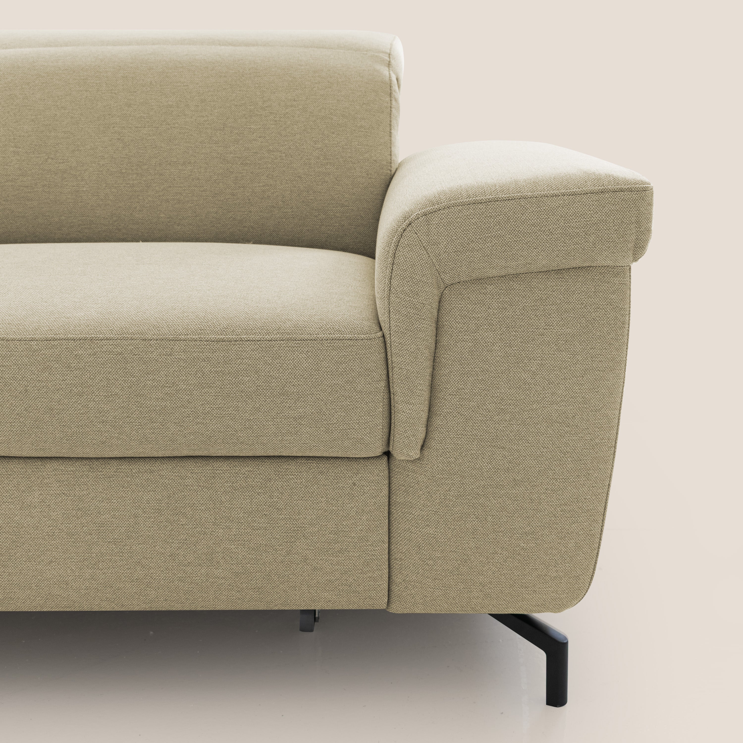 Aisha Divano con poggiapiedi estraibile piedini alti e poggiatesta reclinabili in tessuto Smacchiabile T05 cammello - divani.store