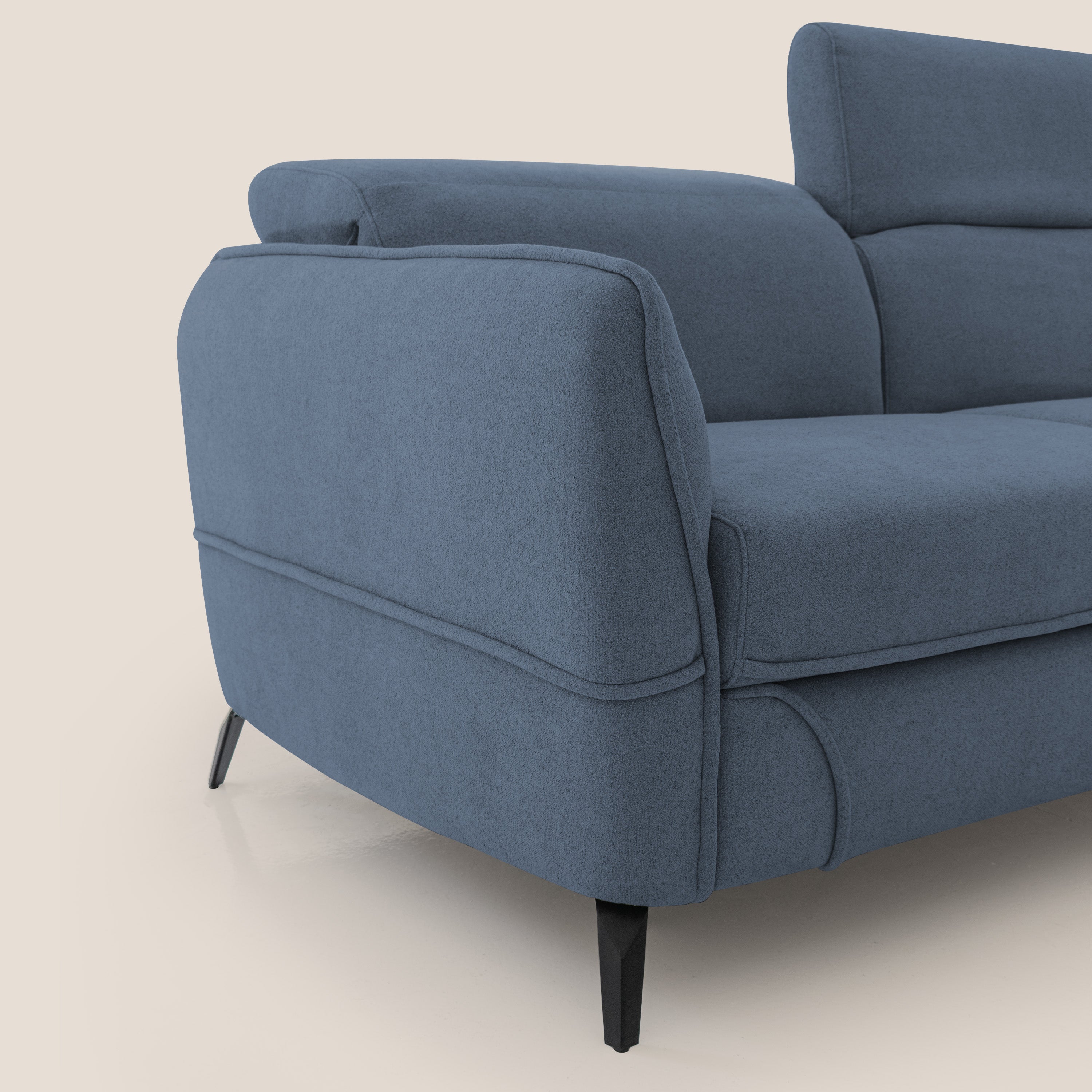 Bloom Divano con poggiapiedi estraibile piedini alti e poggiatesta reclinabili in tessuto bouclé impermeabile T07 - divani.store