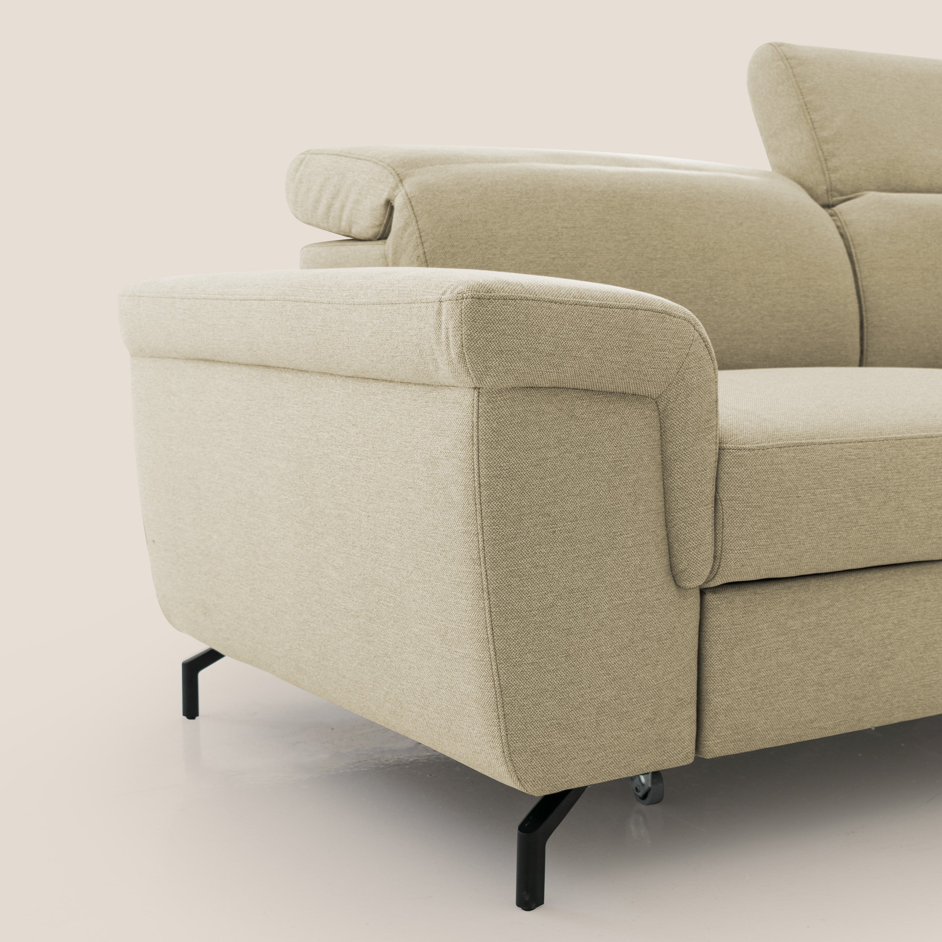 Aisha Divano con poggiapiedi estraibile piedini alti e poggiatesta reclinabili in tessuto Smacchiabile T05 cammello - divani.store