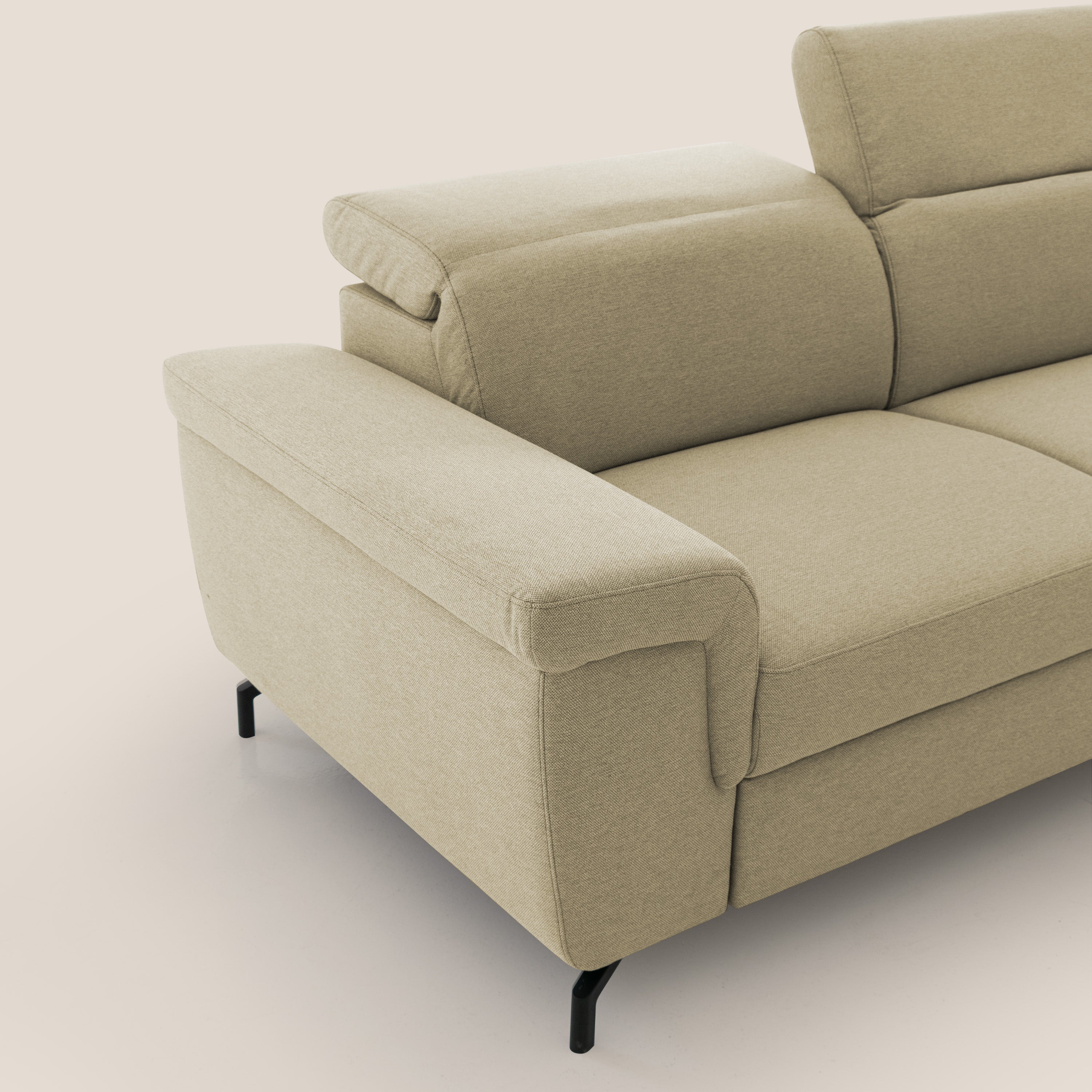 Aisha Divano con poggiapiedi estraibile piedini alti e poggiatesta reclinabili in tessuto Smacchiabile T05 cammello - divani.store