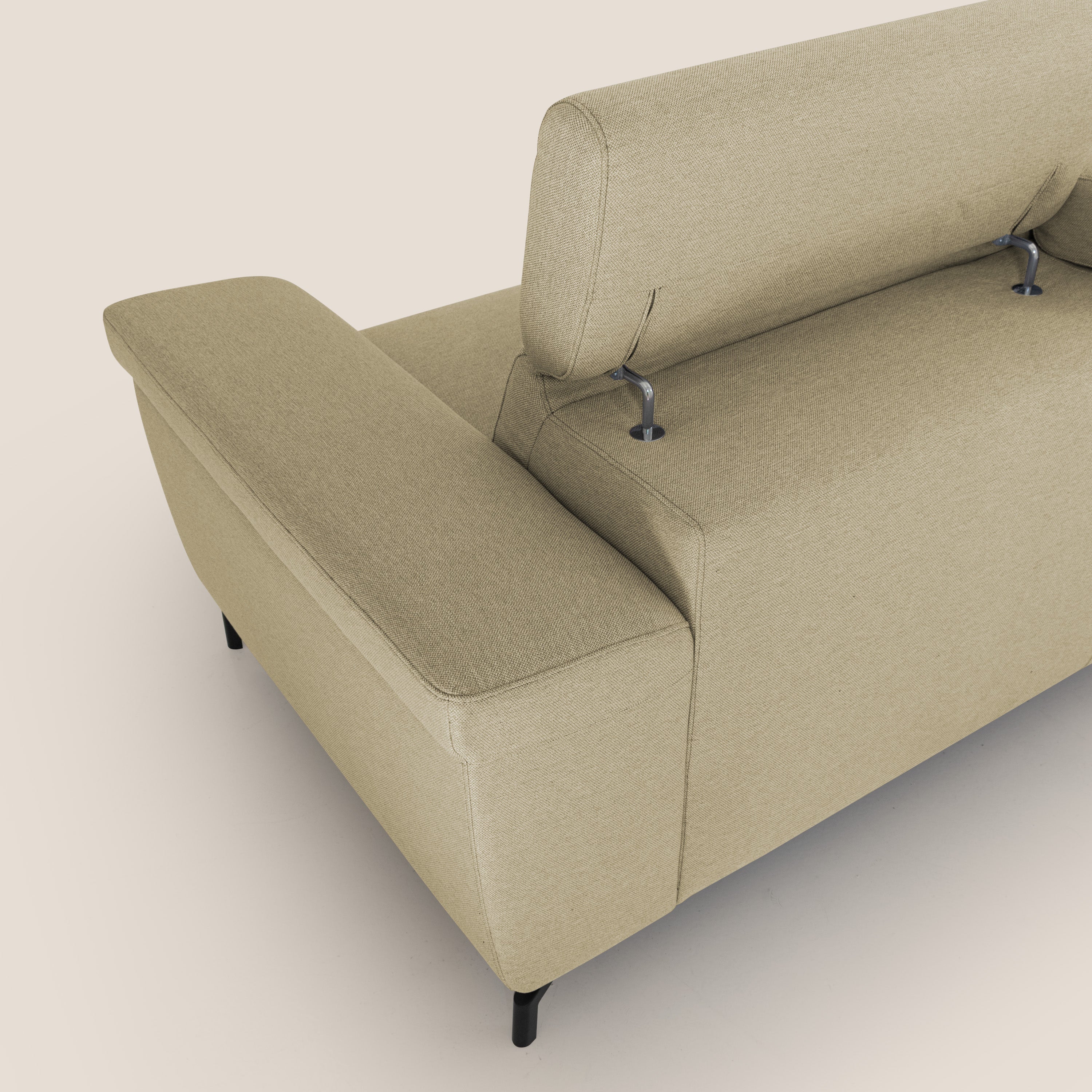 Aisha Divano con poggiapiedi estraibile piedini alti e poggiatesta reclinabili in tessuto Smacchiabile T05 cammello - divani.store