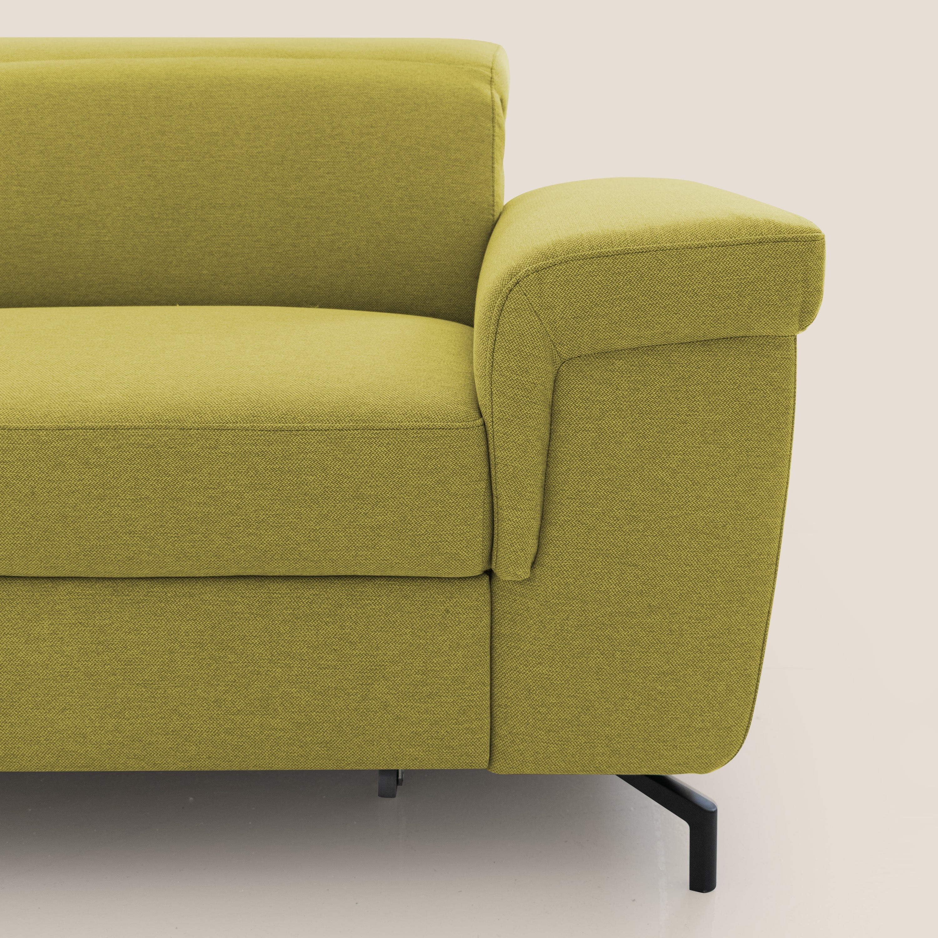 Aisha Divano con poggiapiedi estraibile piedini alti e poggiatesta reclinabili in tessuto Smacchiabile T05 giallo - divani.store