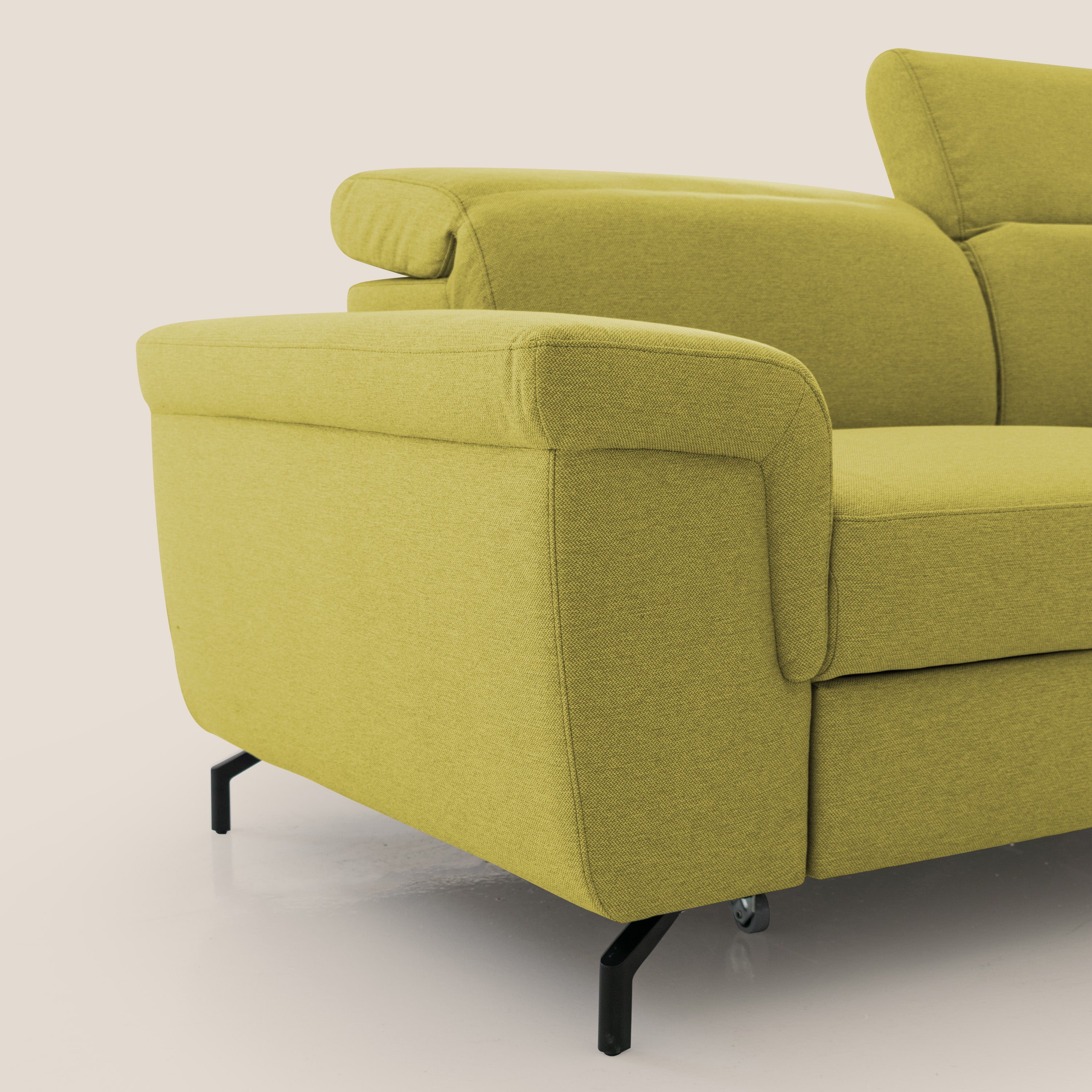 Aisha Divano con poggiapiedi estraibile piedini alti e poggiatesta reclinabili in tessuto Smacchiabile T05 giallo - divani.store