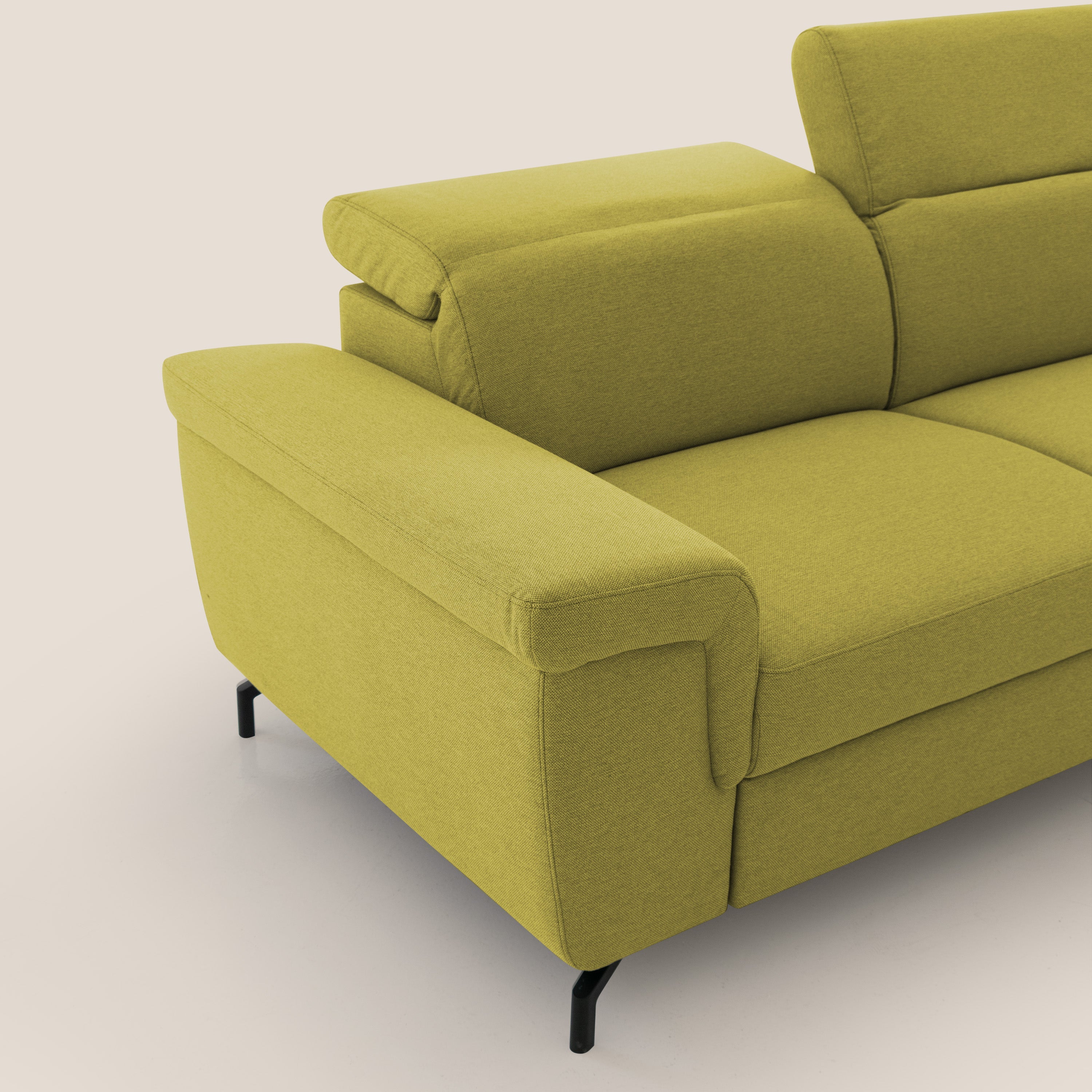 Aisha Divano con poggiapiedi estraibile piedini alti e poggiatesta reclinabili in tessuto Smacchiabile T05 giallo - divani.store