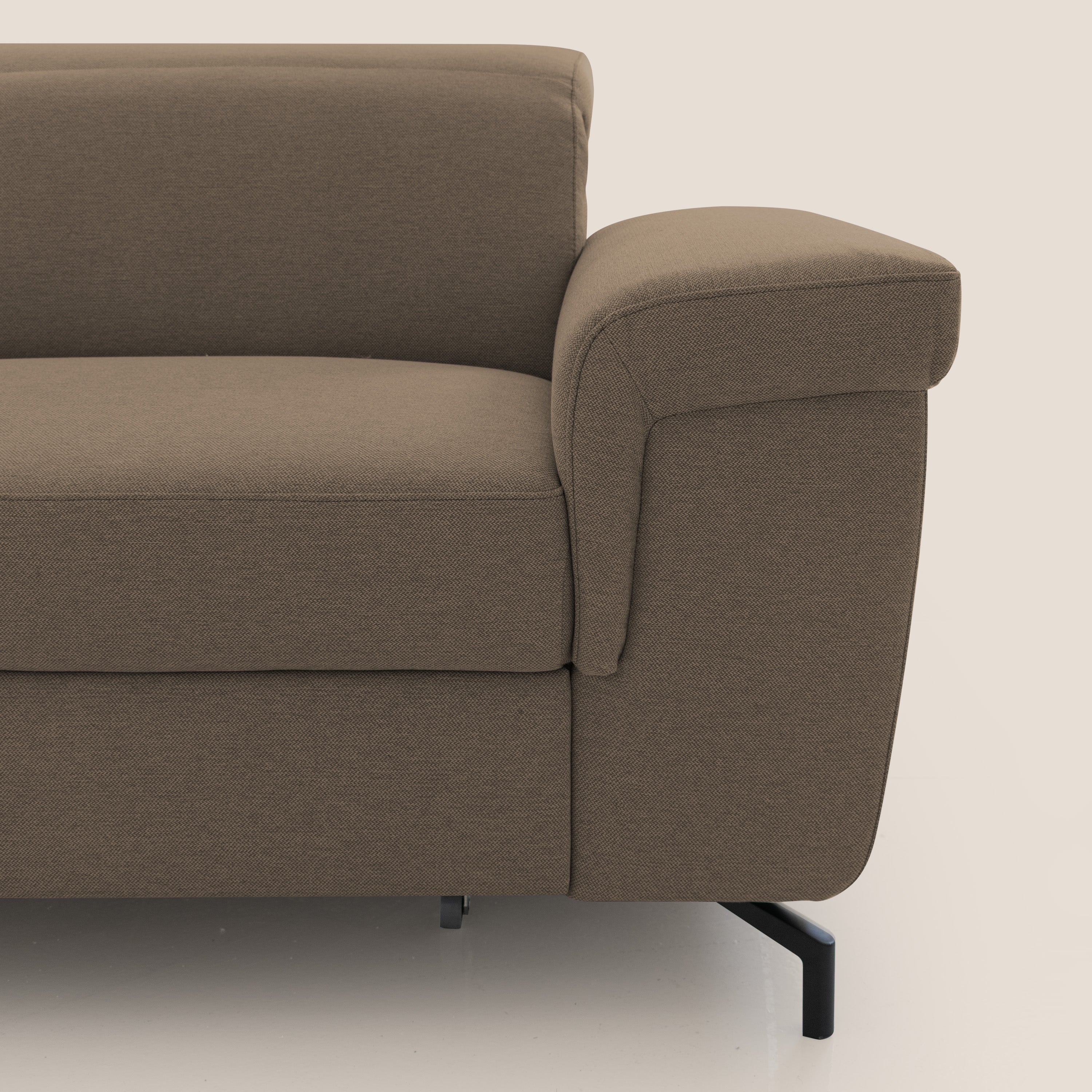 Aisha Divano con poggiapiedi estraibile piedini alti e poggiatesta reclinabili in tessuto Smacchiabile T05 marrone - divani.store