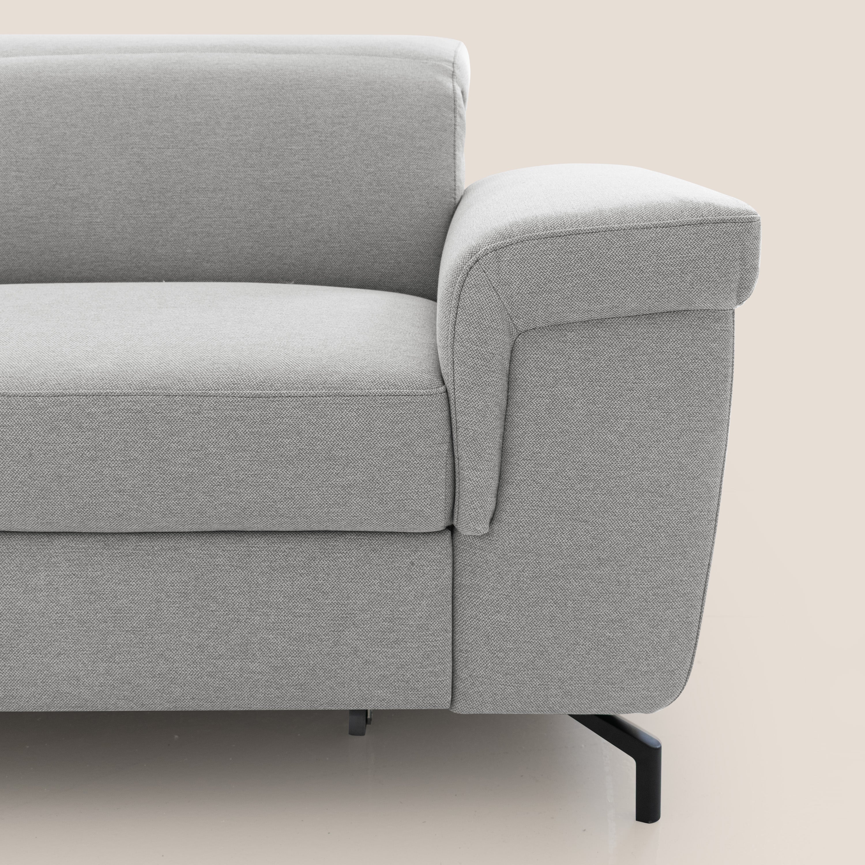 Aisha Divano con poggiapiedi estraibile piedini alti e poggiatesta reclinabili in tessuto Smacchiabile T05 grigio - divani.store